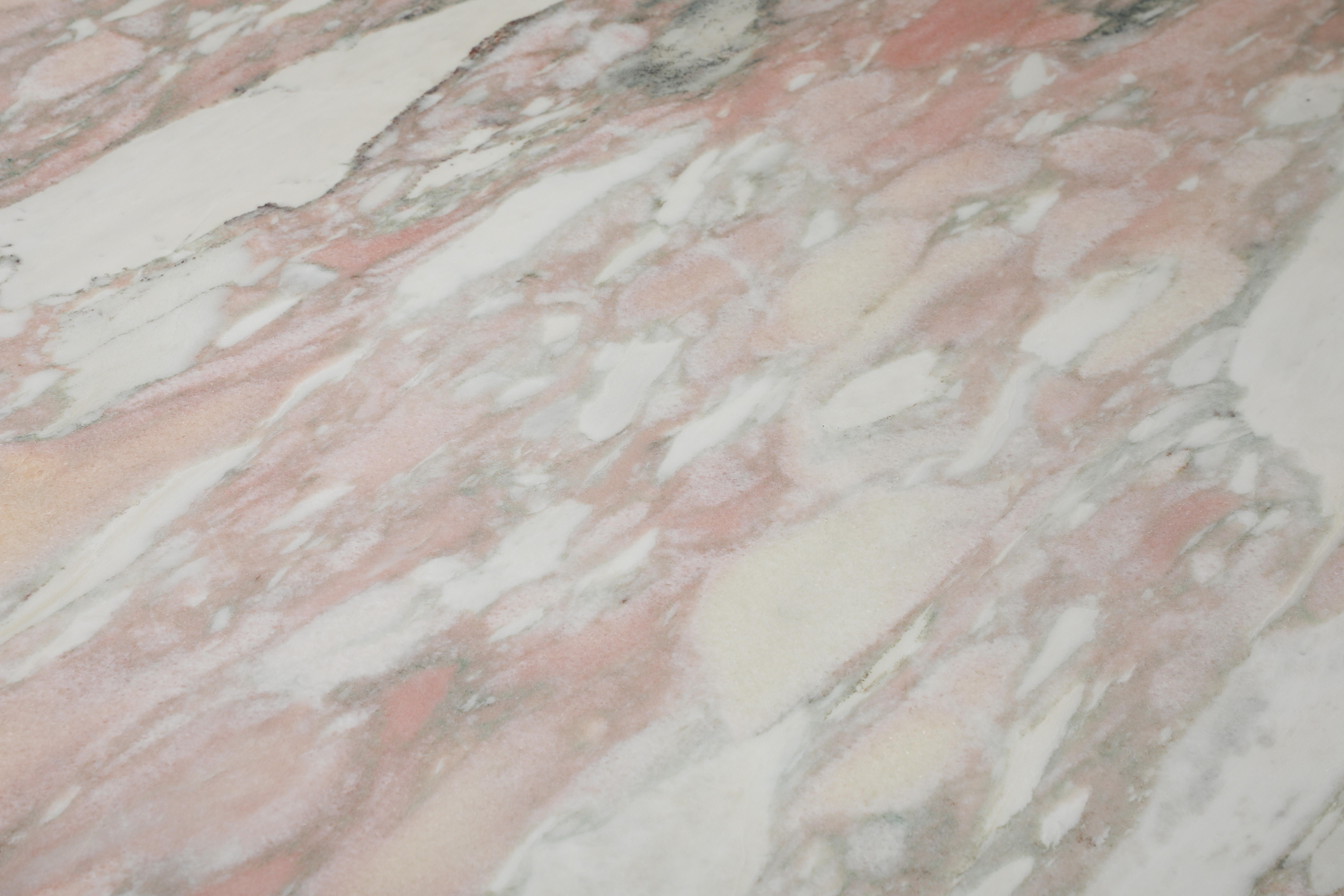 Italienische 1970's Rosa geädert Marmor Center oder Esszimmer Sockel Tisch im Angebot 13