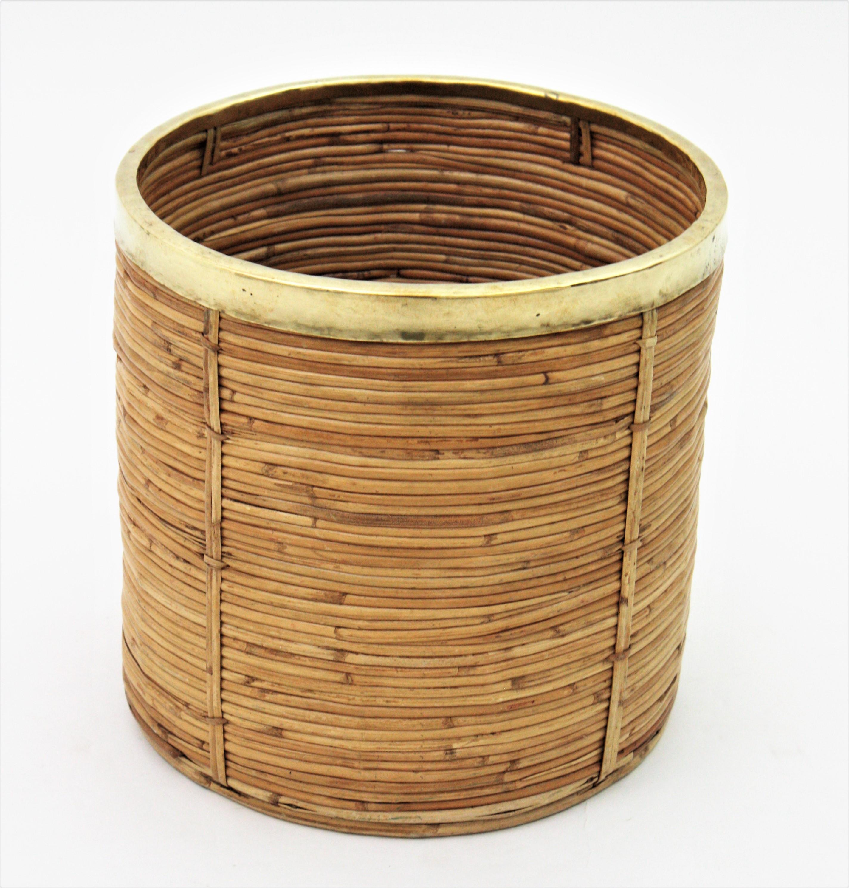 Mid-Century Modern decorative brass and bamboo or rattan planter or basket. Handcrafted in Italy, 1970s.
Round shape with gilded brass rim. Inspired on Gabriella Crespi designs.
It can be used as planter, storage basket or paper bin.
Plants not