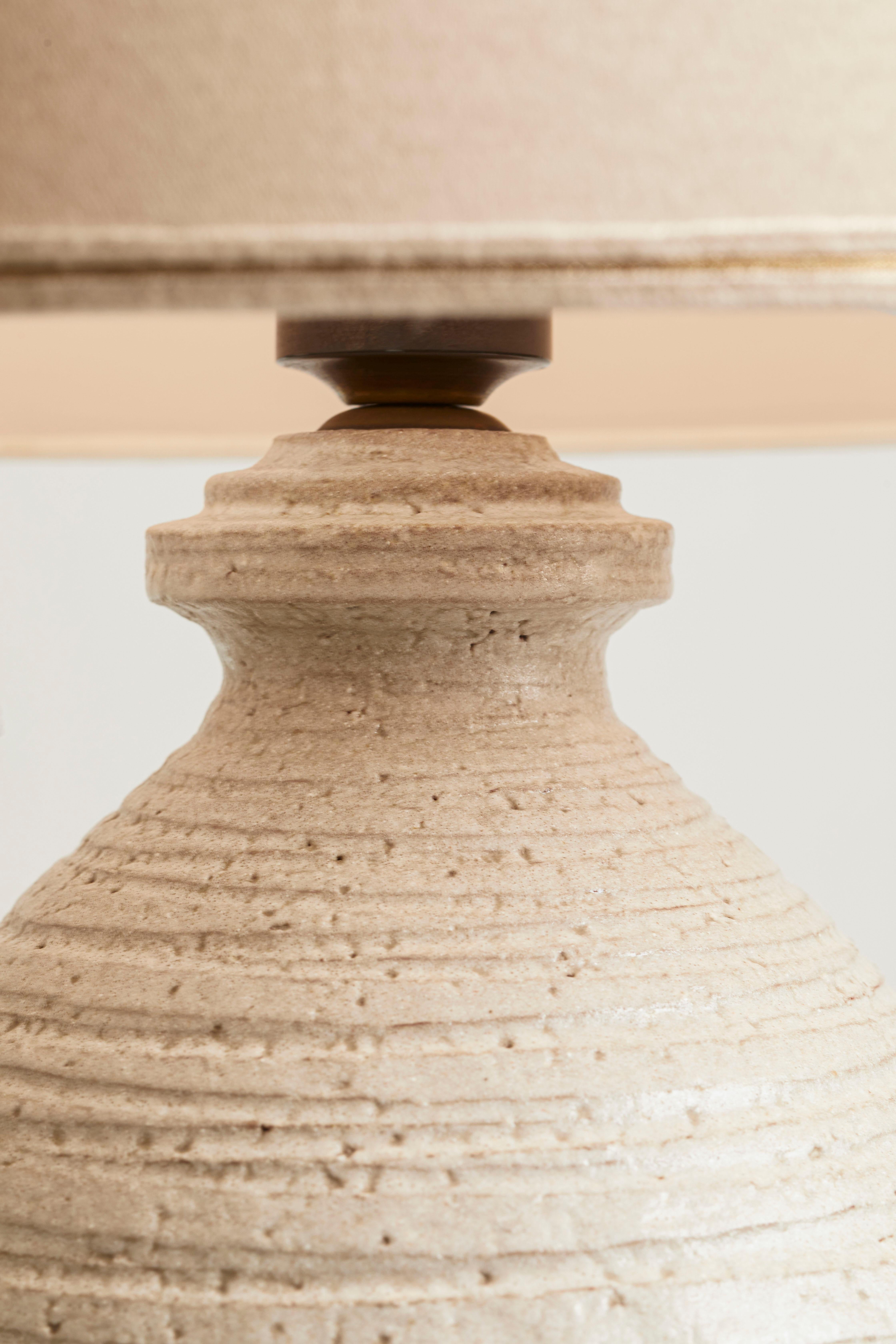 Italienische 1970''s geritzt & geätzt Keramik Lampe (Ende des 20. Jahrhunderts) im Angebot