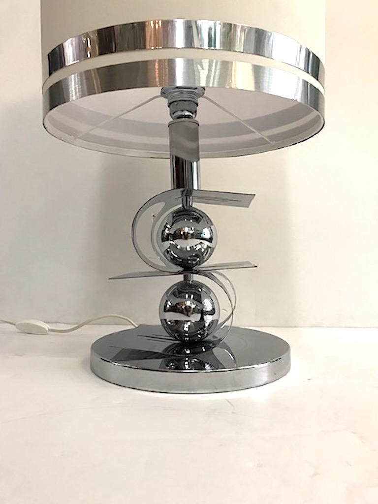 Mid-Century Modern Italian 1970s Sculptural Chrome Table Lamp For Sale