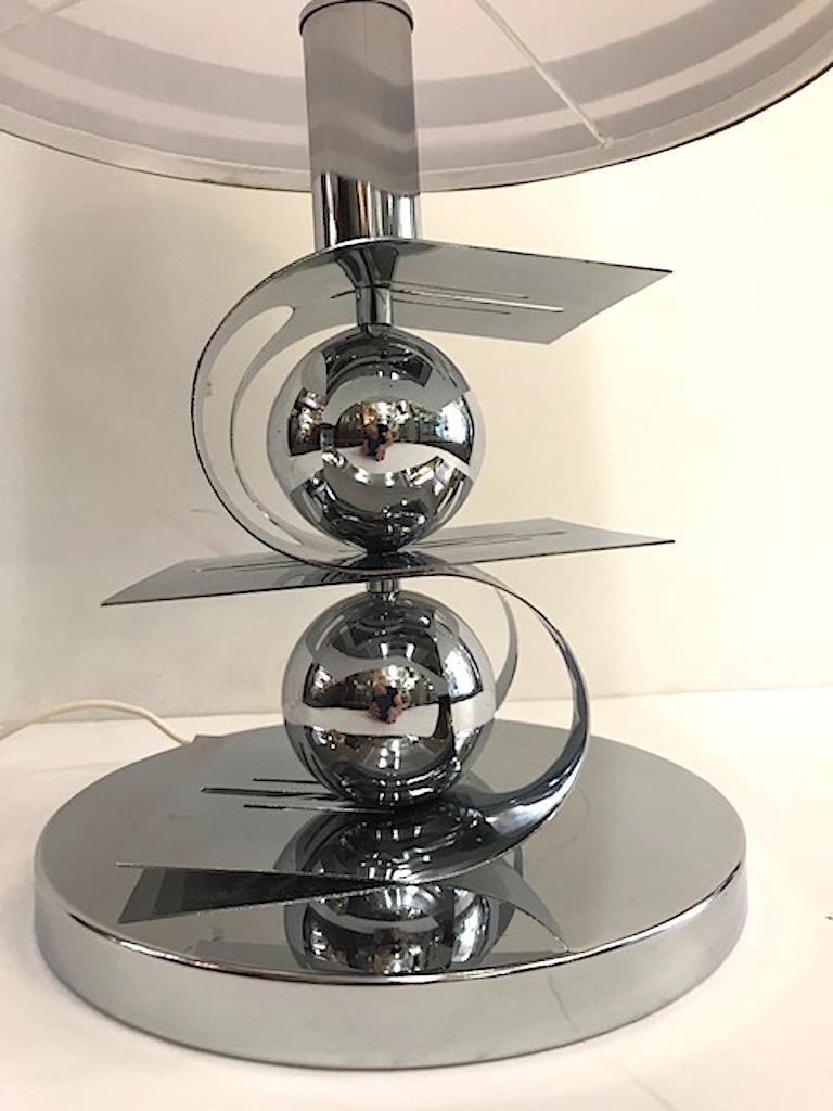 Italian 1970s Sculptural Chrome Table Lamp In Good Condition For Sale In New York, NY