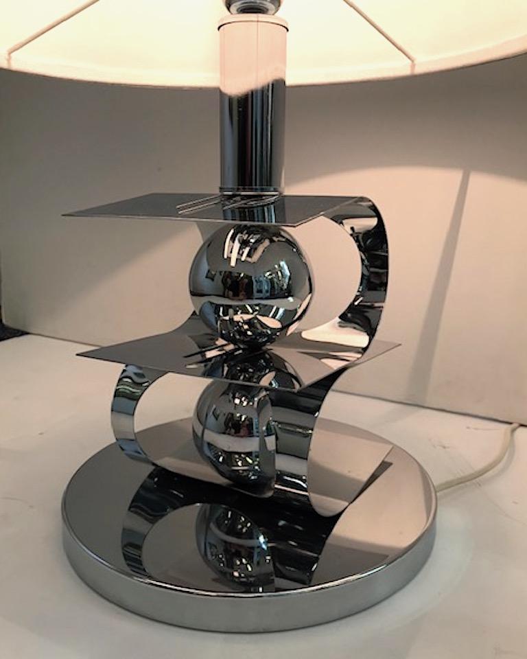 Italian 1970s Sculptural Chrome Table Lamp For Sale 2