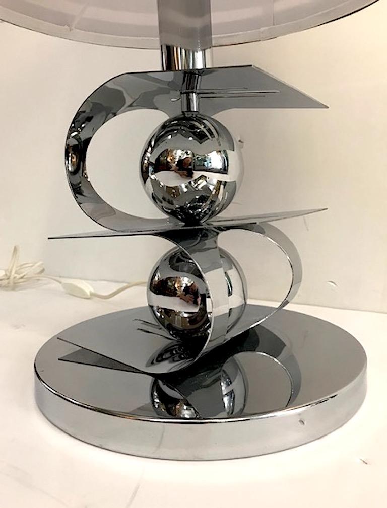 Italian 1970s Sculptural Chrome Table Lamp For Sale 3