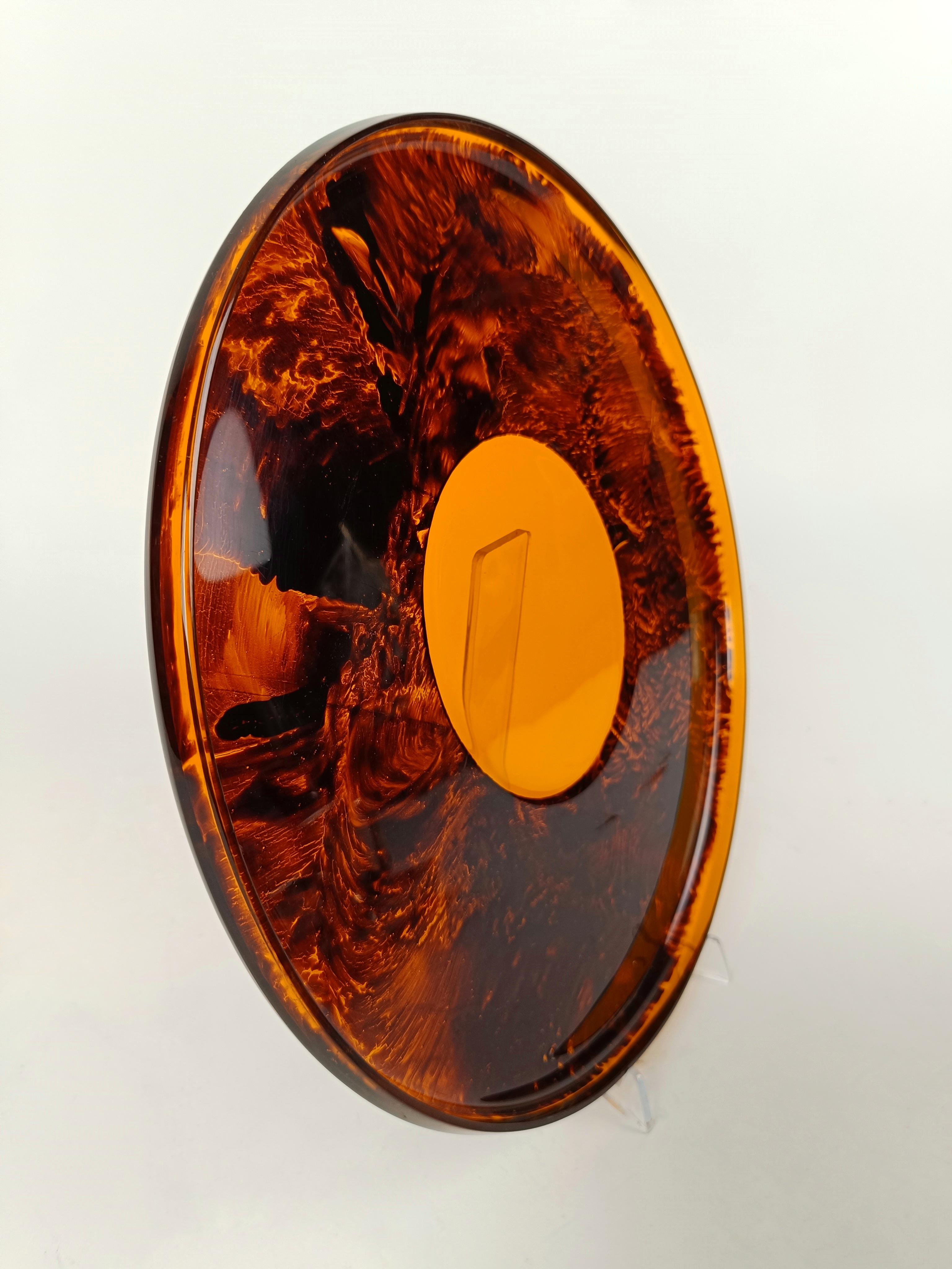 Italian 1970s Serving Round Tray in Indian Yellow Lucite and Faux Tortoiseshell  For Sale 1