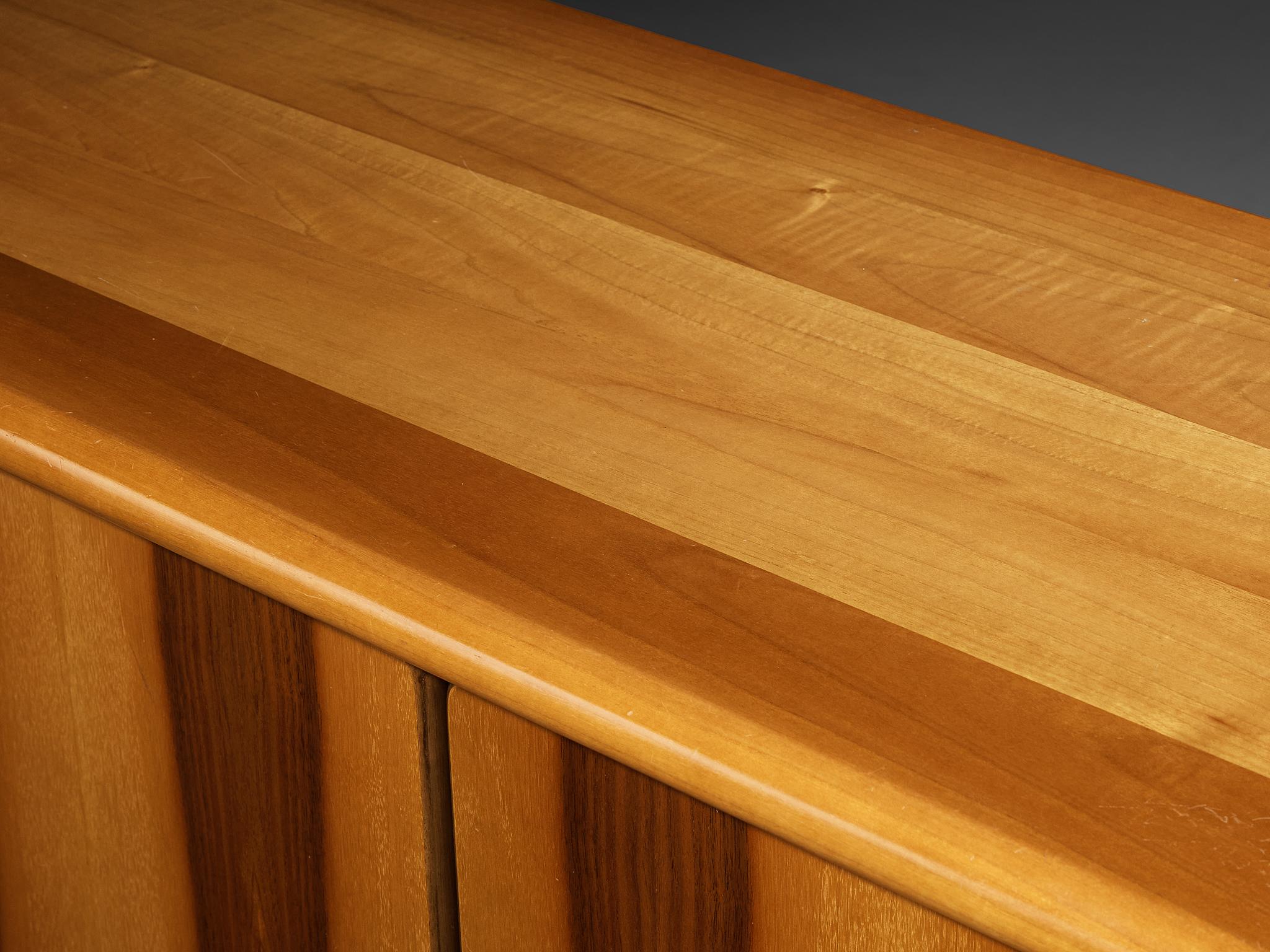 Credenza italiana anni '70 in noce in vendita 4