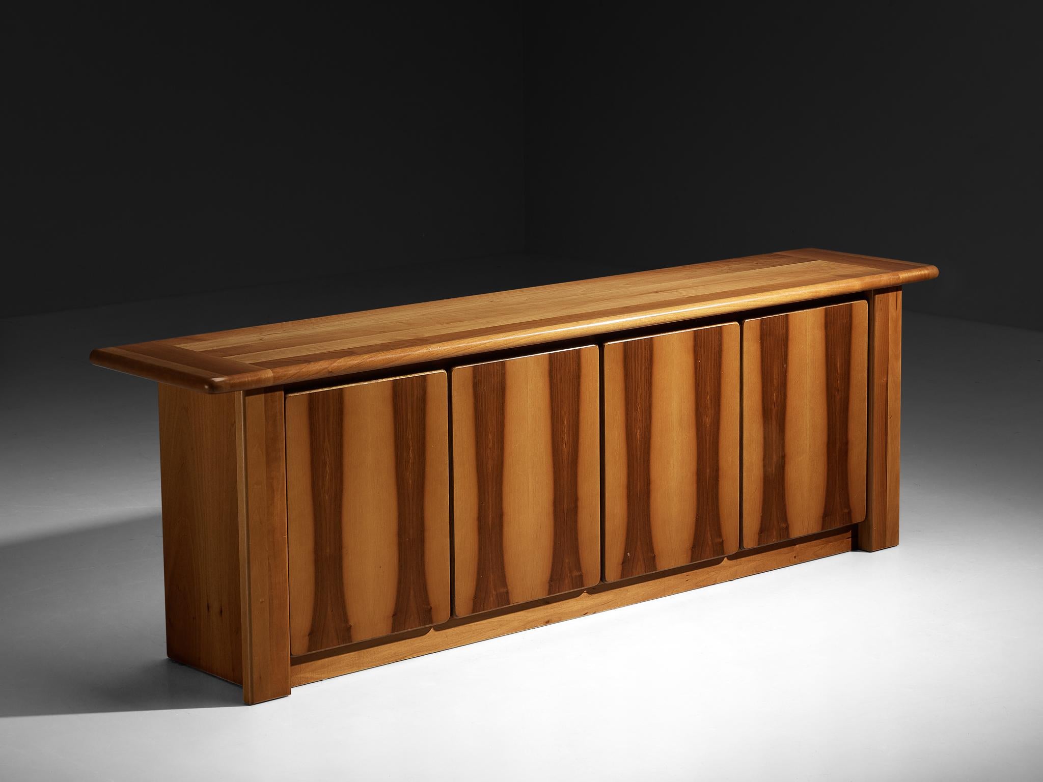 Credenza, noce, Italia, anni '1970

Ricordando il lavoro di Mario Marenco, questa credenza italiana degli anni '70 mostra un mix perfetto di linee nitide e contorni ben rifiniti. L'approccio naturale del designer si esprime attraverso l'uso
