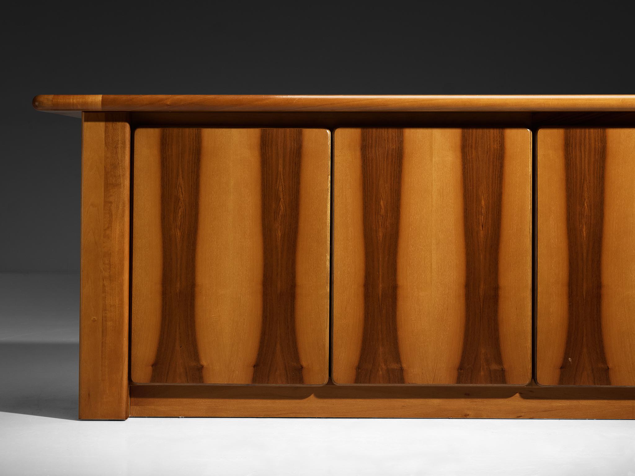 Italiano Credenza italiana anni '70 in noce in vendita