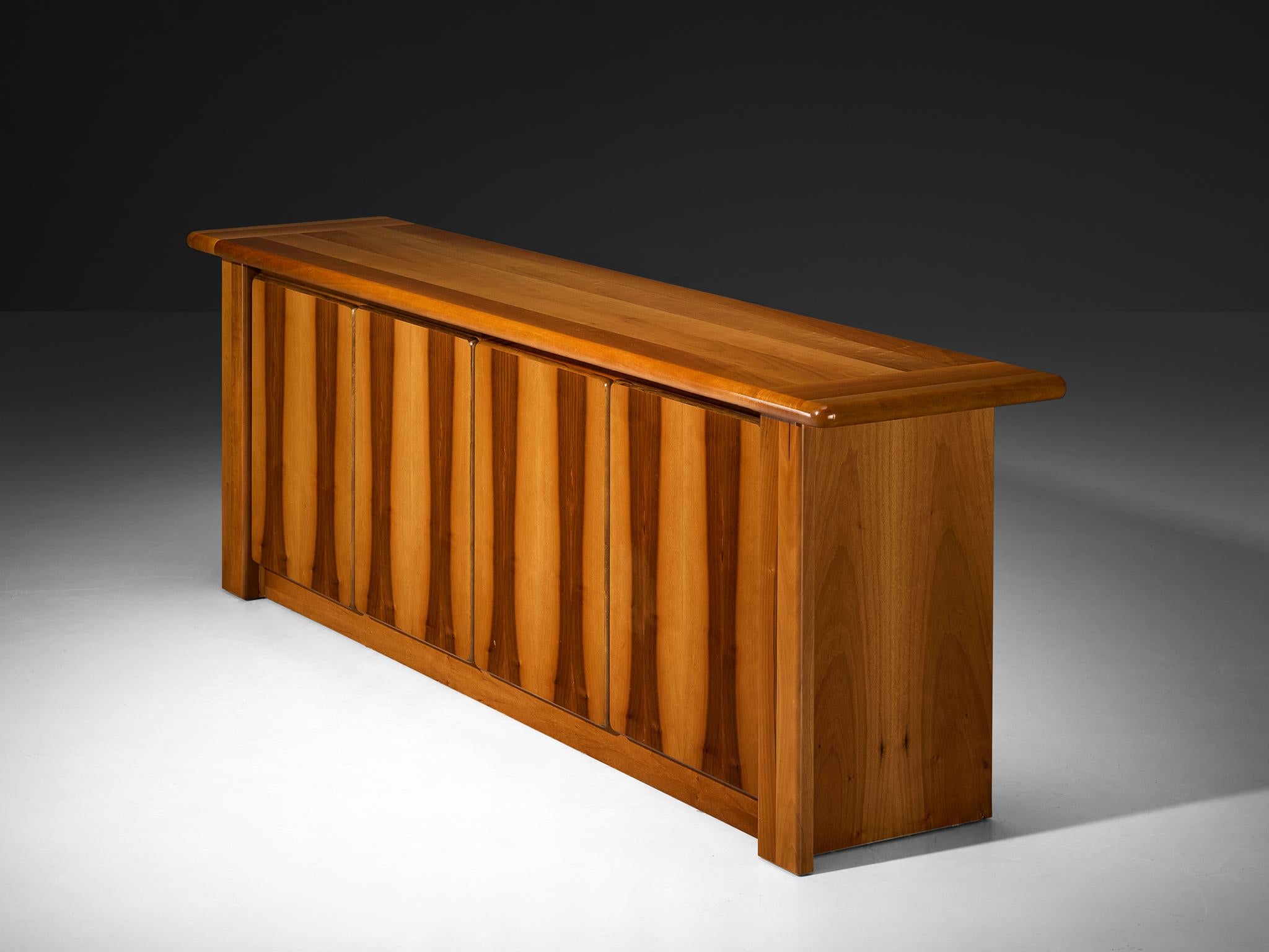 Fine XX secolo Credenza italiana anni '70 in noce in vendita