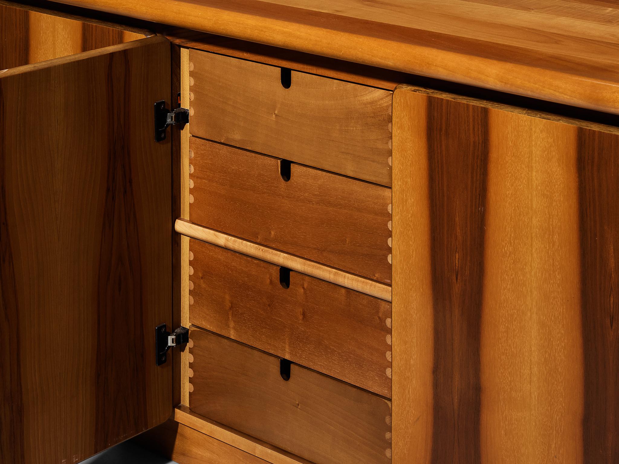 Noce Credenza italiana anni '70 in noce in vendita
