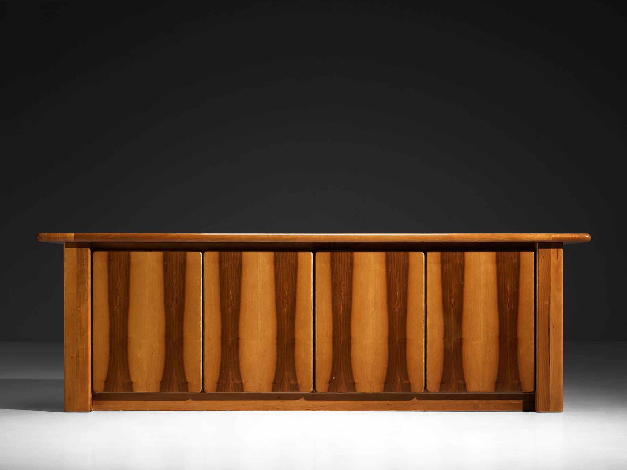 Credenza italiana anni '70 in noce in vendita 1