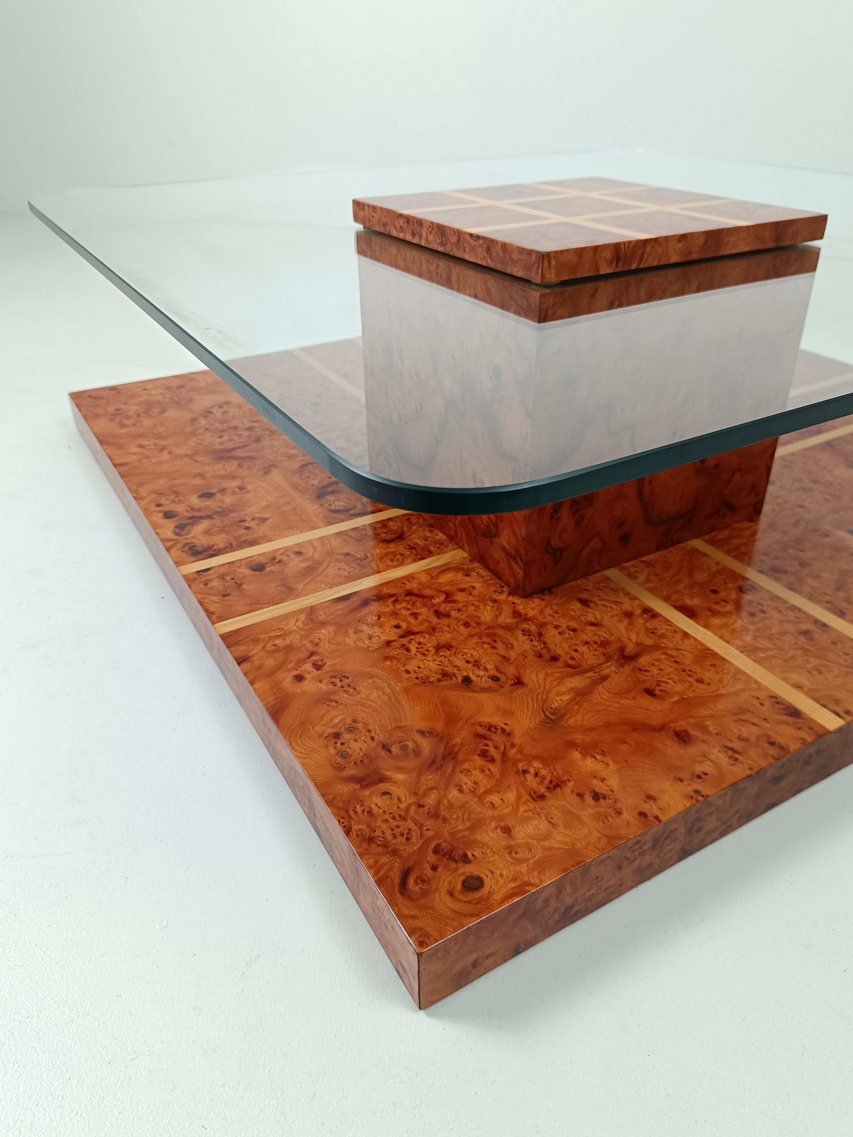 Tavolino quadrato italiano degli anni '70 intarsiato con radica di olmo e radica di Oak con vetro in vendita 6