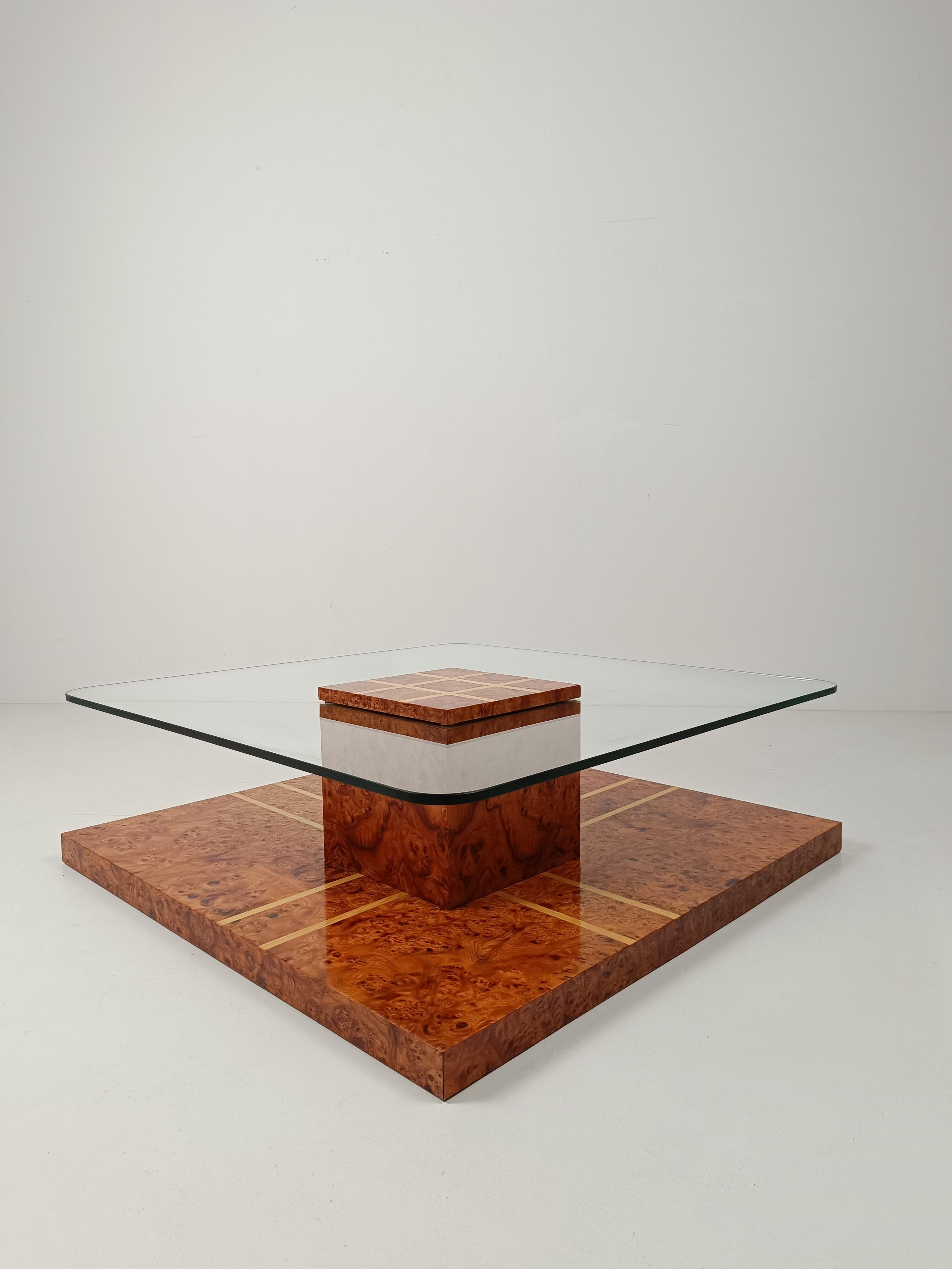 Mid-Century moderno Tavolino quadrato italiano degli anni '70 intarsiato con radica di olmo e radica di Oak con vetro in vendita