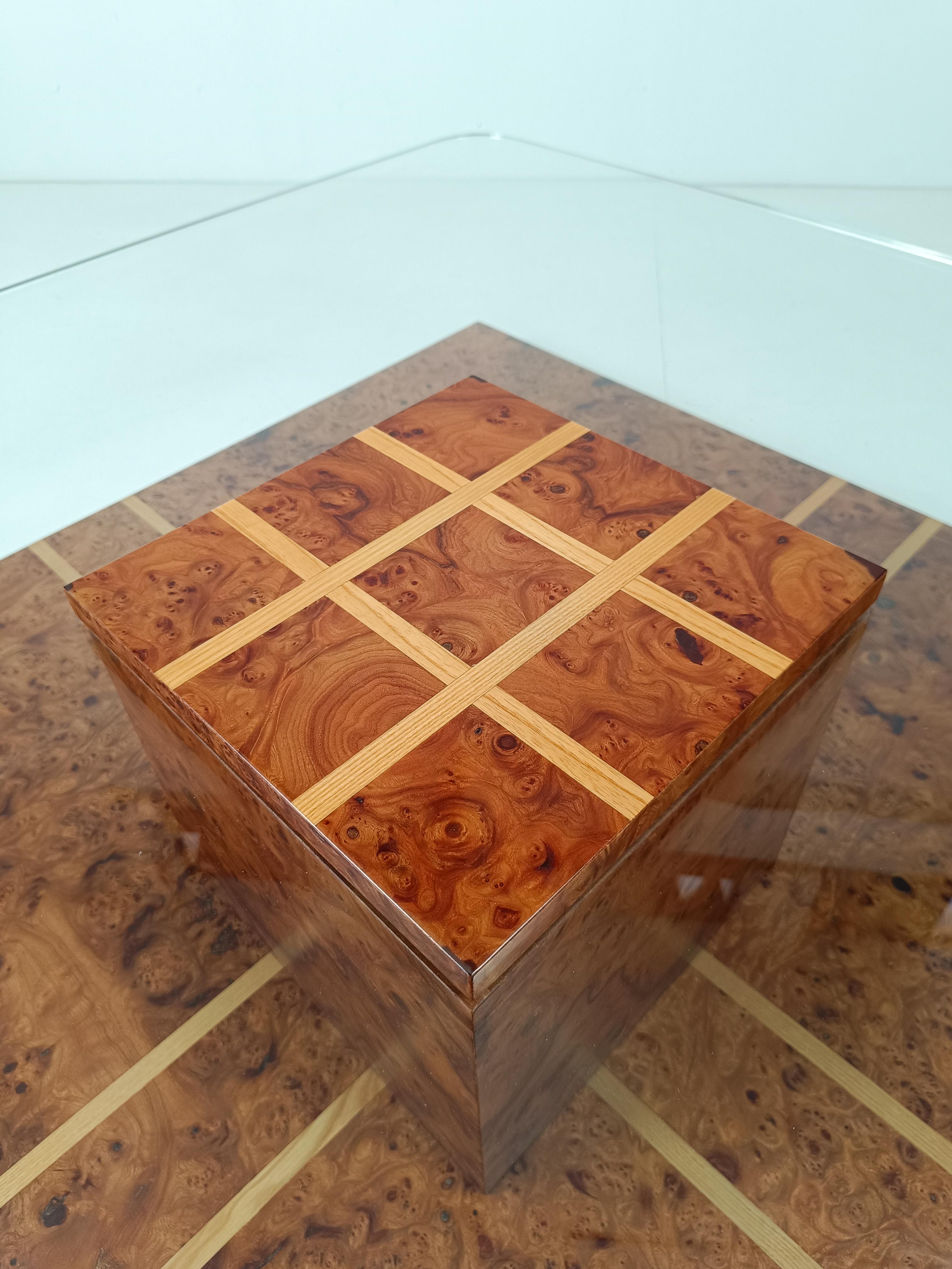 Italiano Tavolino quadrato italiano degli anni '70 intarsiato con radica di olmo e radica di Oak con vetro in vendita