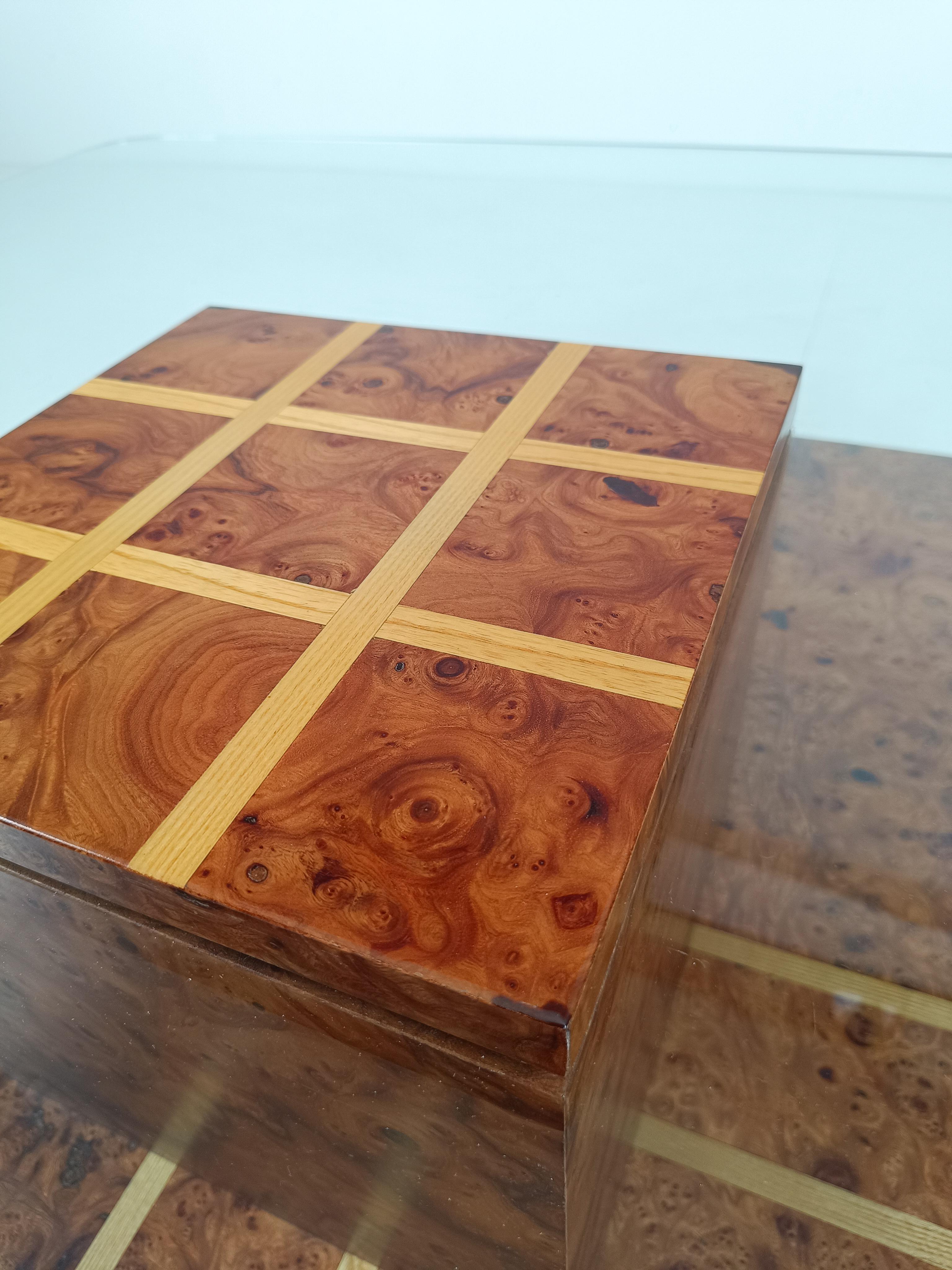 Vetro Tavolino quadrato italiano degli anni '70 intarsiato con radica di olmo e radica di Oak con vetro in vendita