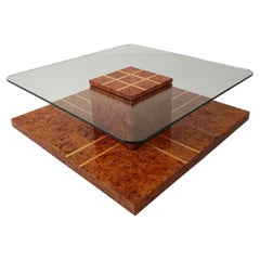 Italienischer quadratischer Couchtisch aus den 1970er Jahren mit Intarsien aus Ulmenmaser und Eichenmaser mit Glas
