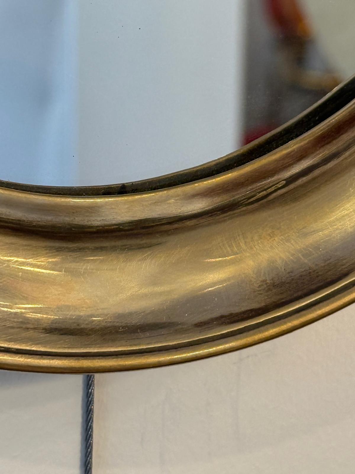 Miroir italien des années 1970 en forme de goutte d'eau dans un superbe cadre en laiton poli en vente 3