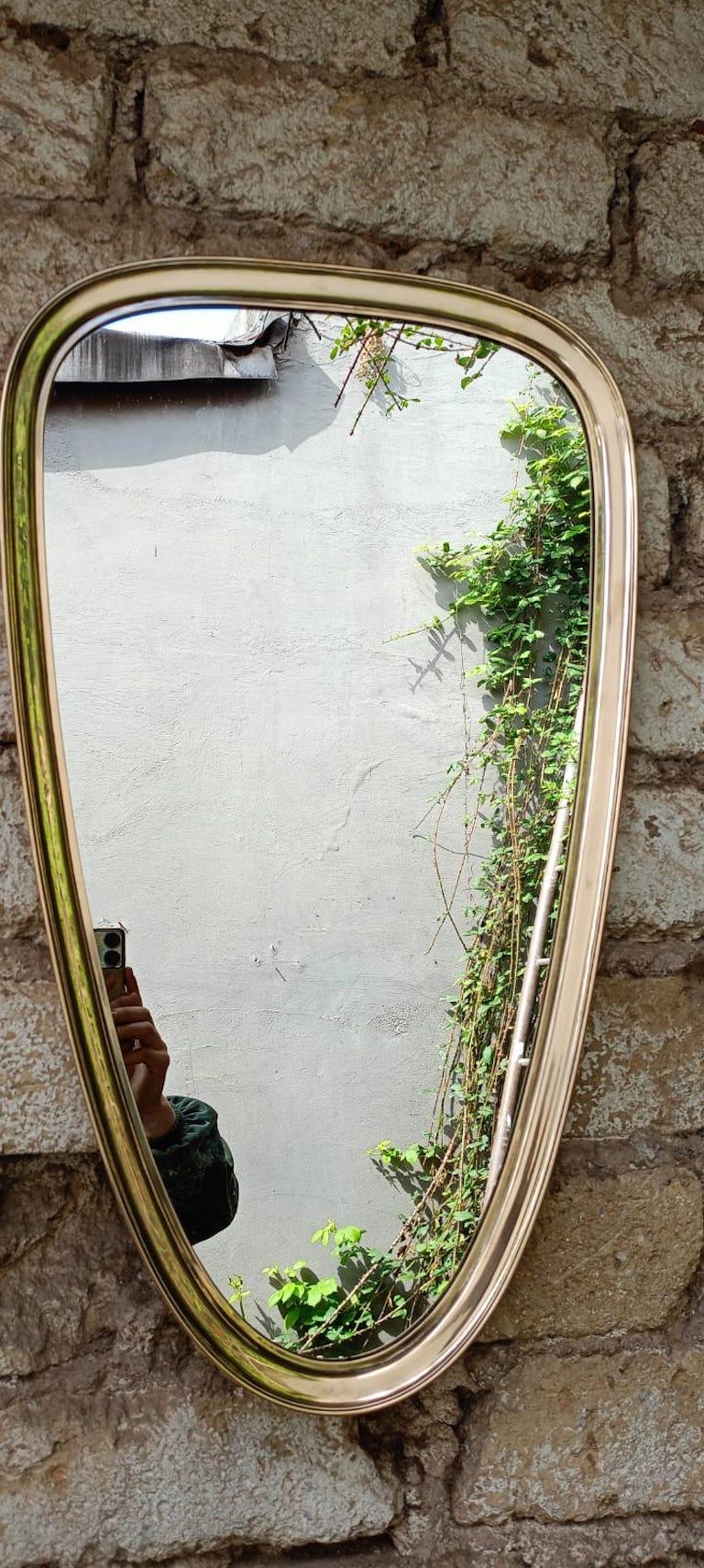 Il s'agit d'une belle qualité, beau miroir en laiton poli cadre en parfait état en forme de goutte d'eau cadre en laiton. A.I.C. C.C.
