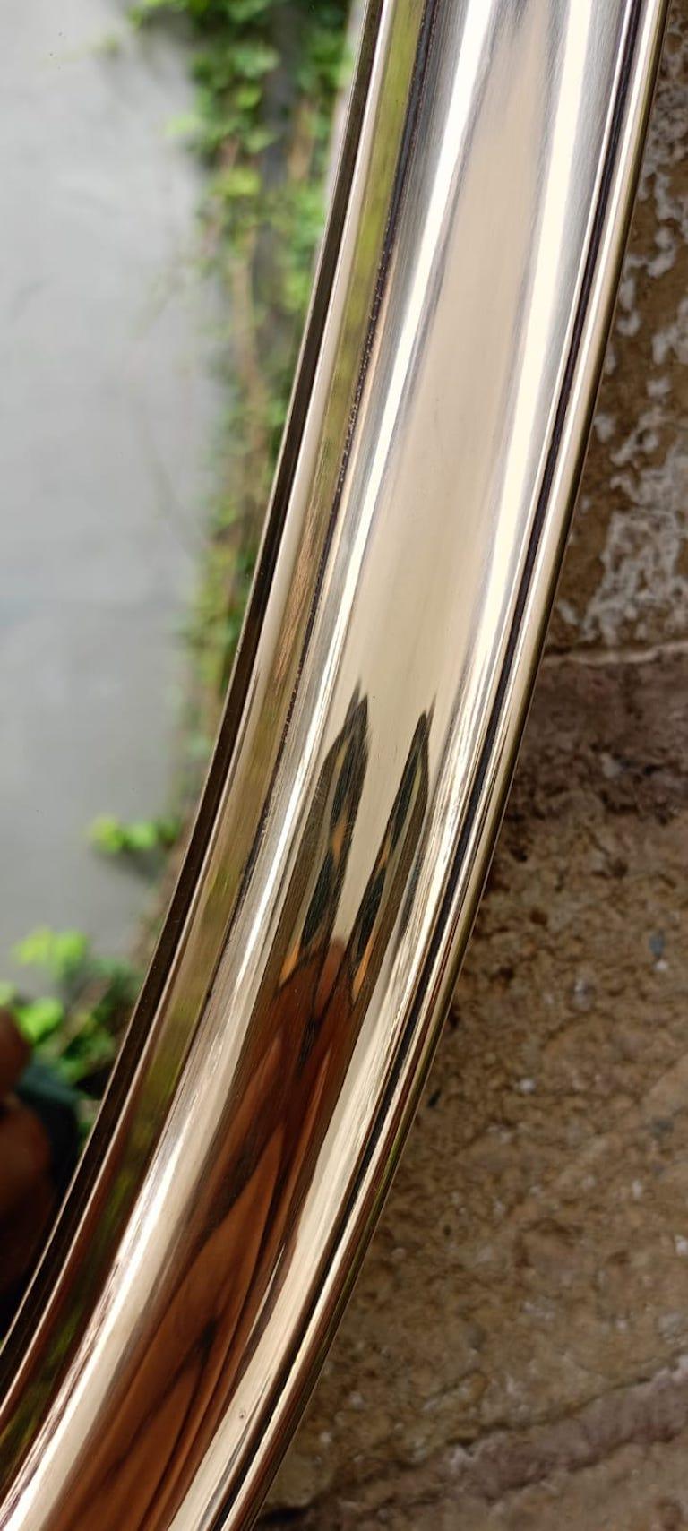 Ferronnerie Miroir italien des années 1970 en forme de goutte d'eau dans un superbe cadre en laiton poli en vente
