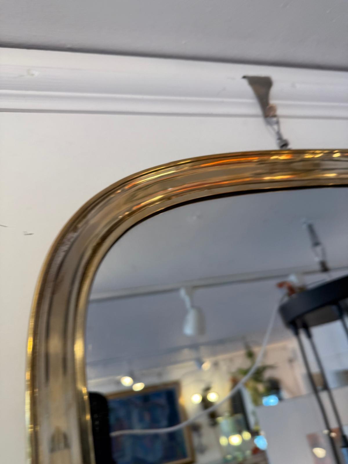 Milieu du XXe siècle Miroir italien des années 1970 en forme de goutte d'eau dans un superbe cadre en laiton poli en vente