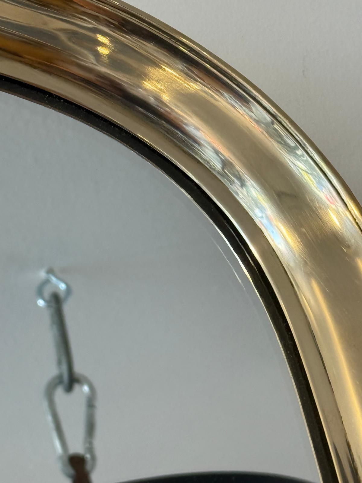Miroir italien des années 1970 en forme de goutte d'eau dans un superbe cadre en laiton poli en vente 1
