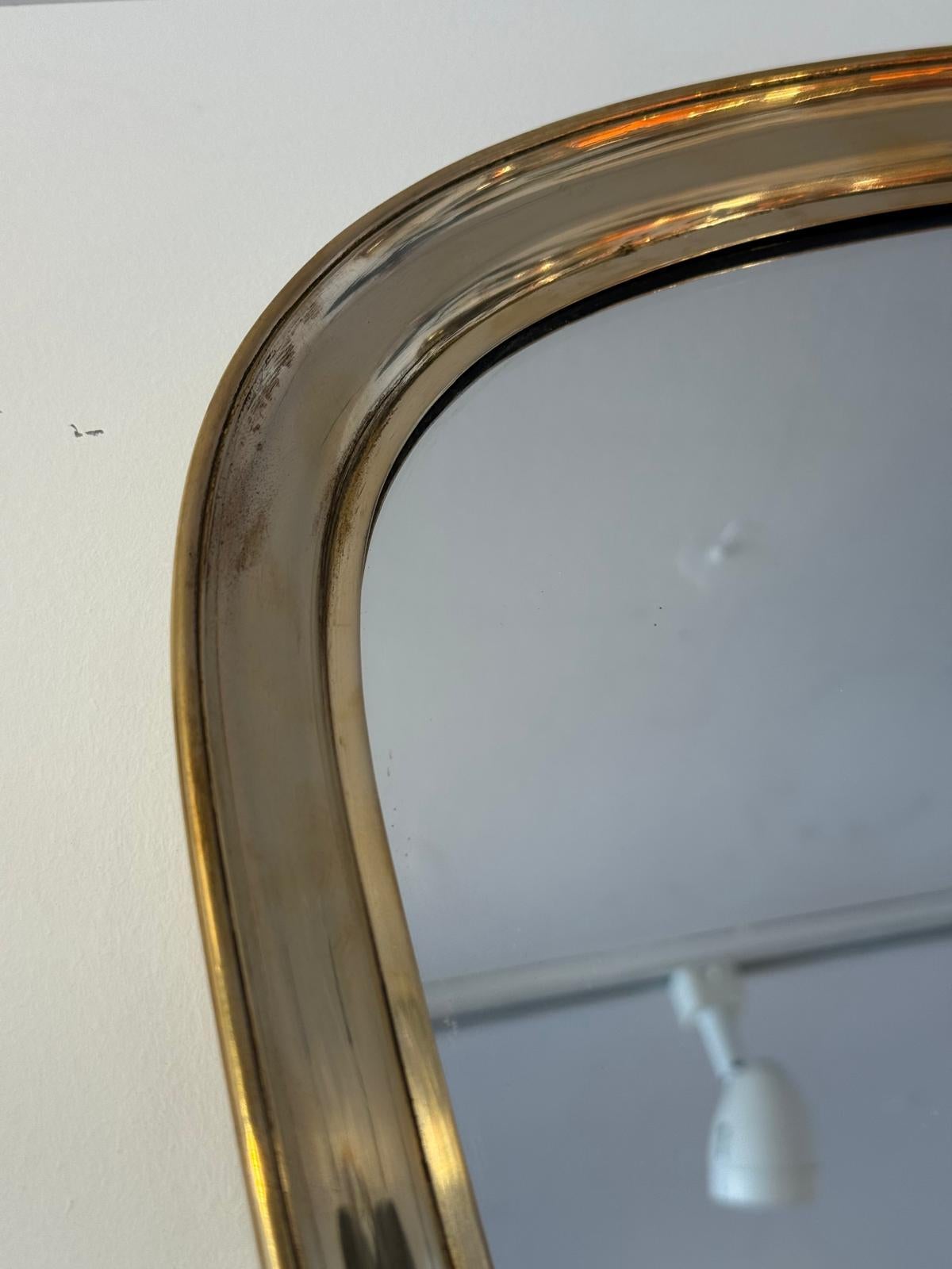 Miroir italien des années 1970 en forme de goutte d'eau dans un superbe cadre en laiton poli en vente 2