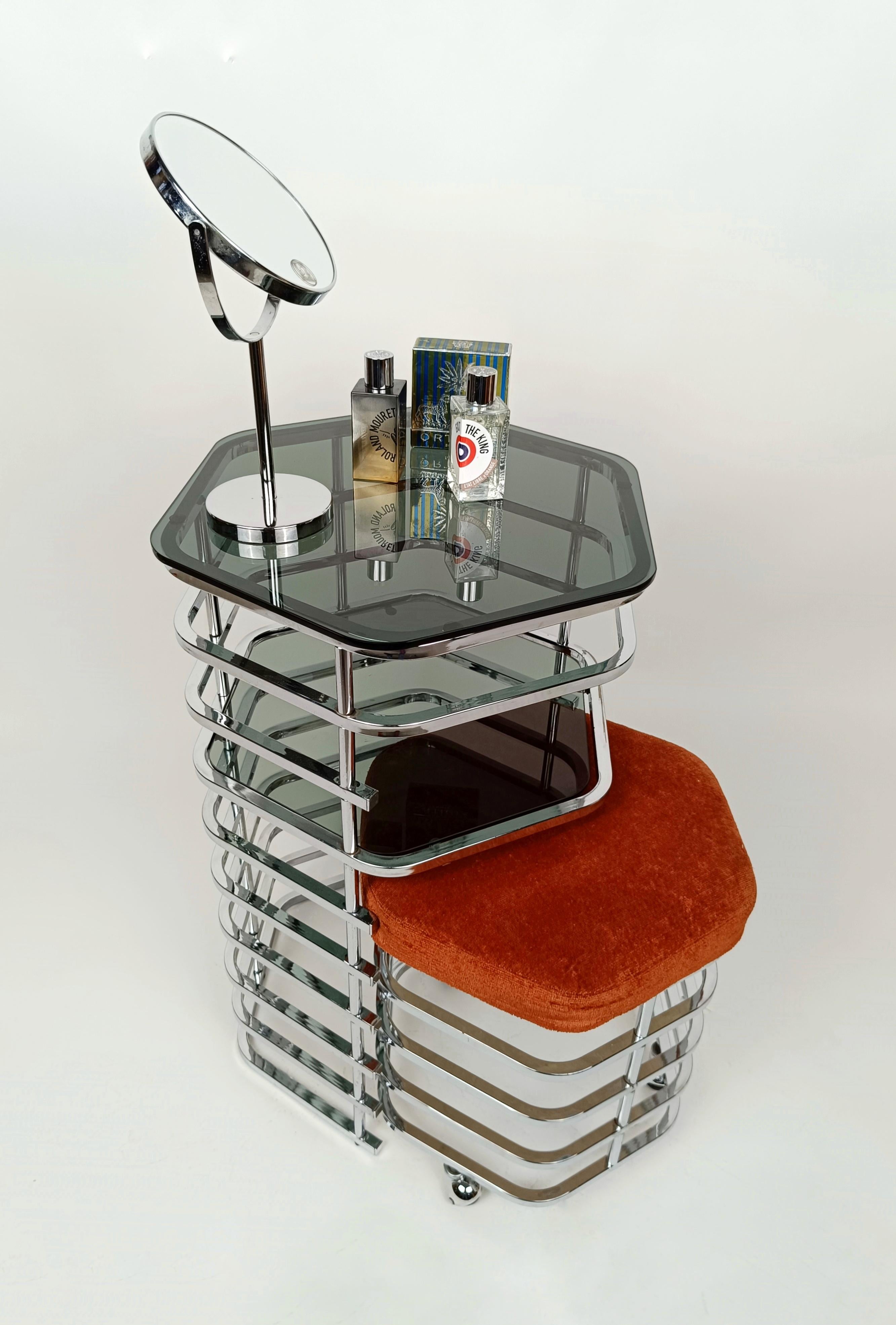 A dressing table with sparkling and mirrored chrome like the rims of vintage cars.
Made in Italy between the 60s and 70s, it is composed of two modules, a practical hexagonal section support surface in which you can also store its matching