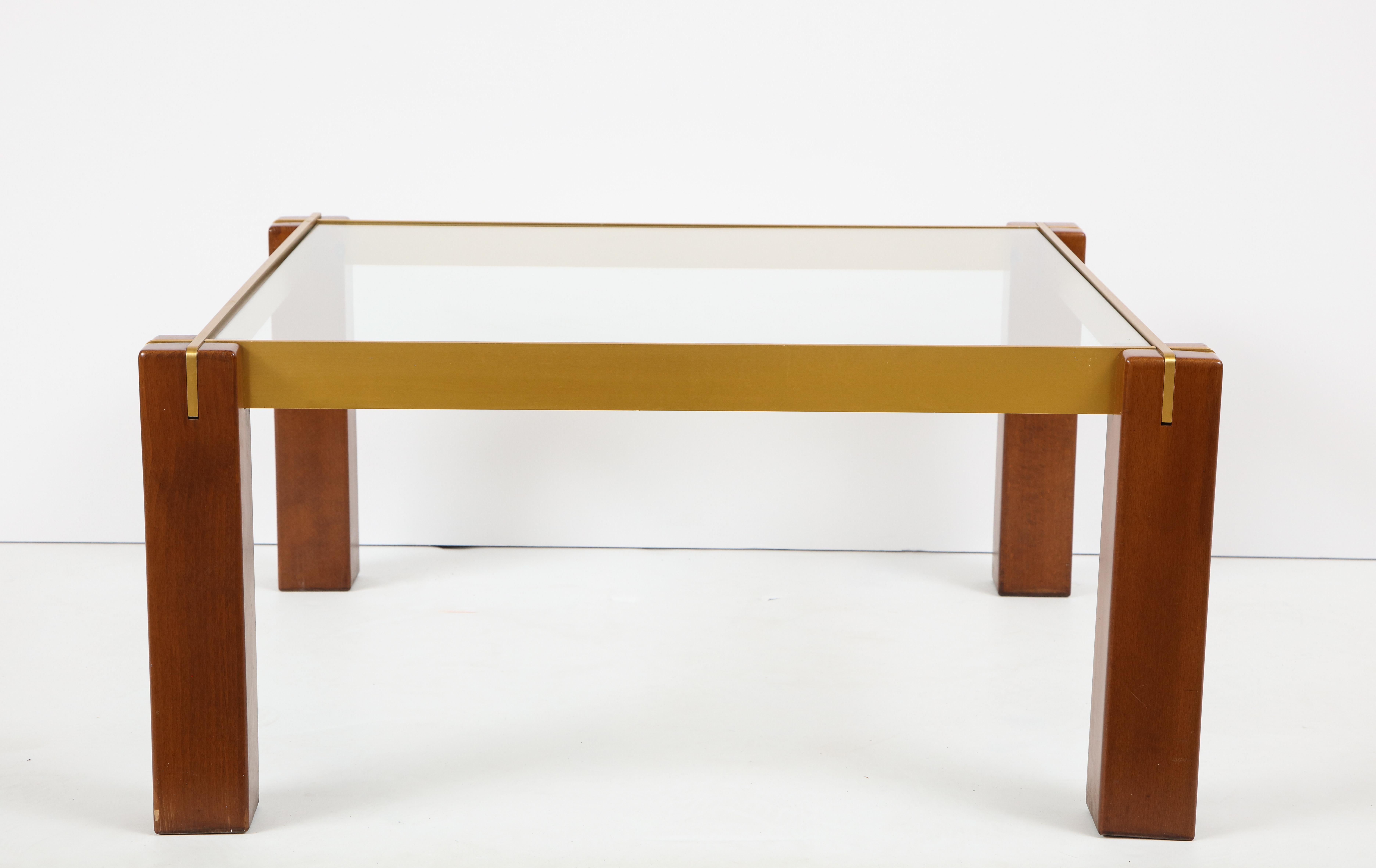 Italian 1970s walnut and gilt brass coffee table with gilded brass side fittings to secure and display a chic X formed design.
Italy, circa 1970s
Size: 14 1/2