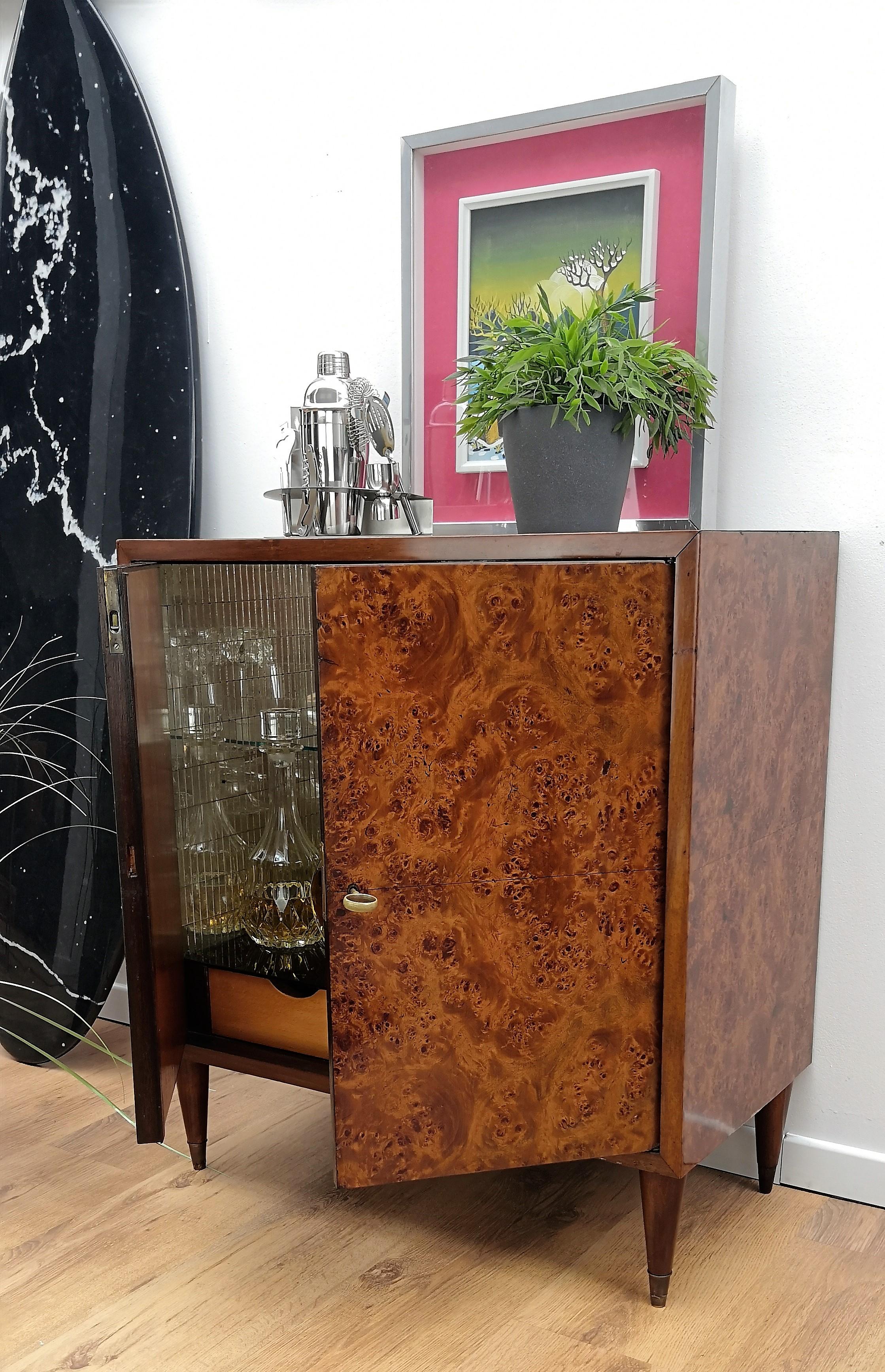 Italian 1970s Walnut Burl and Mirror Art Deco Midcentury Regency Dry Bar Cabinet In Good Condition In Carimate, Como