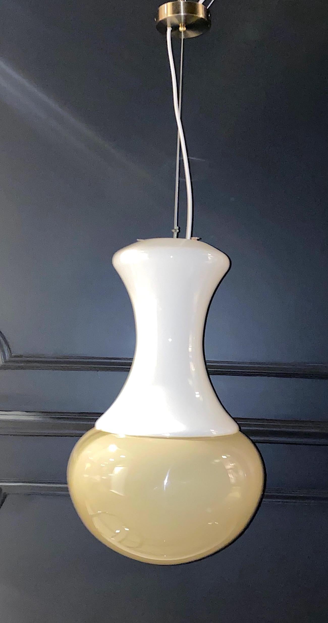 Mid-Century Modern Lampe à suspension italienne des années 1970 en verre soufflé blanc et beige en vente
