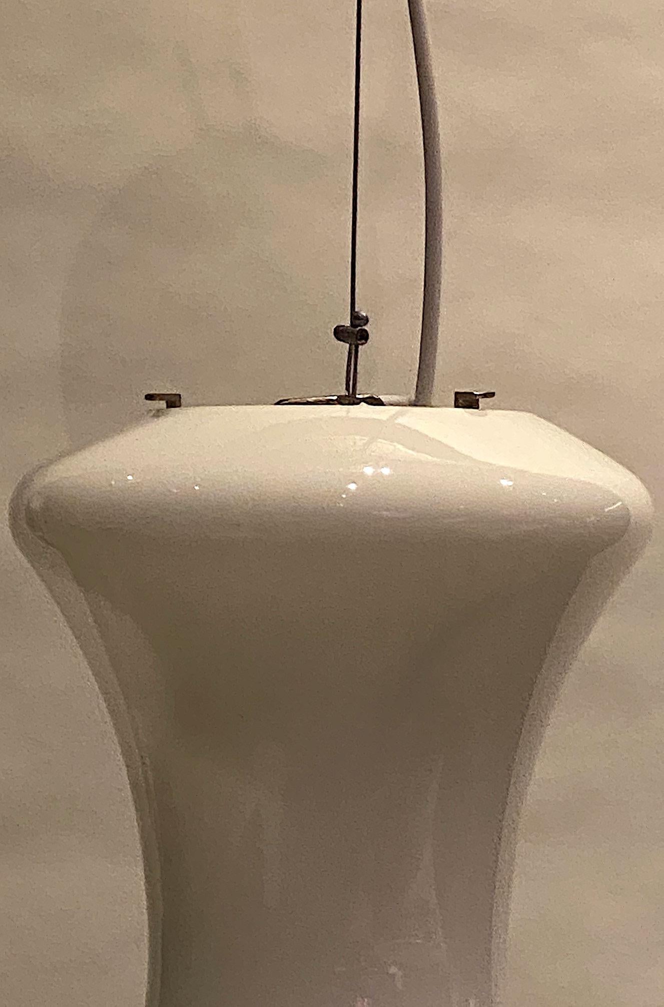 Italienische weiße und beige mundgeblasene Glas-Hängelampe aus den 1970er Jahren im Zustand „Gut“ im Angebot in New York, NY