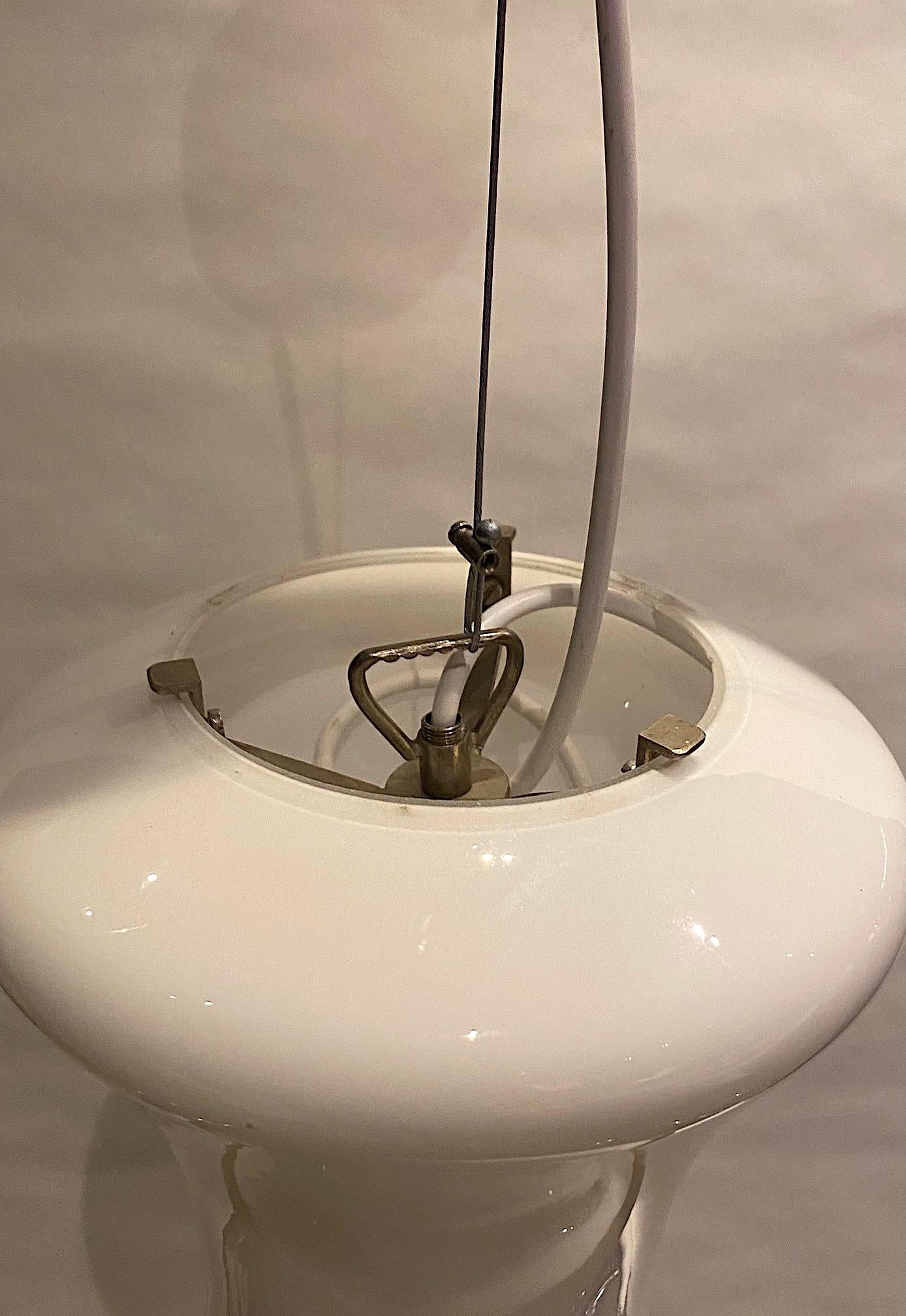 Fin du 20e siècle Lampe à suspension italienne des années 1970 en verre soufflé blanc et beige en vente