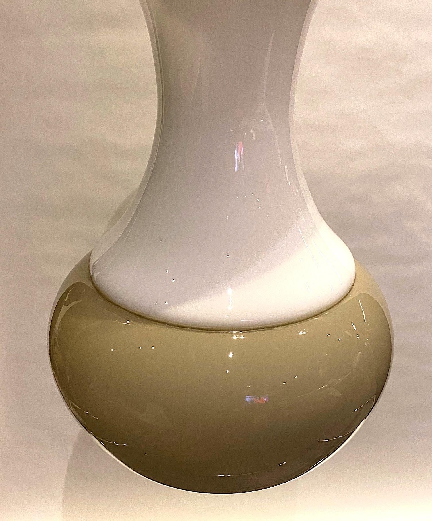 Verre de Murano Lampe à suspension italienne des années 1970 en verre soufflé blanc et beige en vente