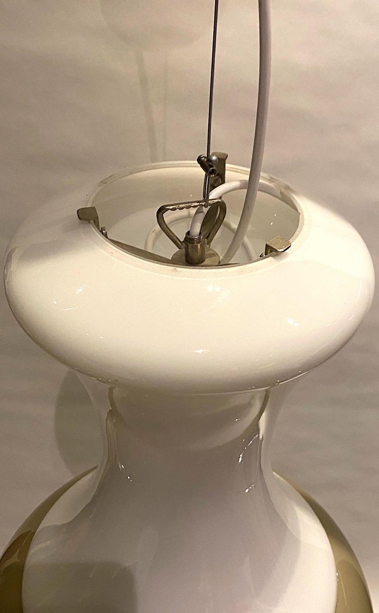 Italian 1970s White and Beige Blown Glass Pendant Light For Sale 2