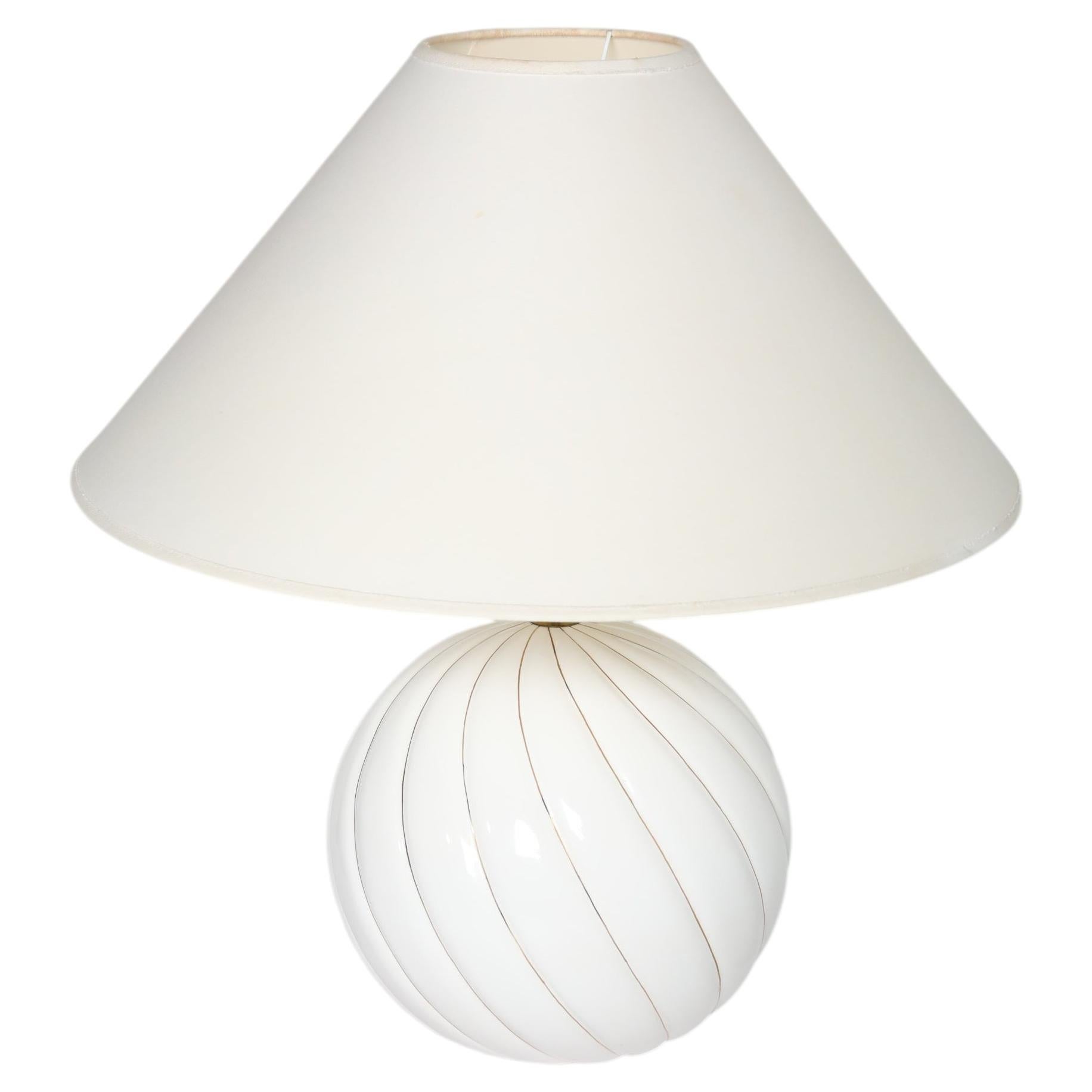Lampe de table italienne des années 1970 en porcelaine blanche avec lignes dorées