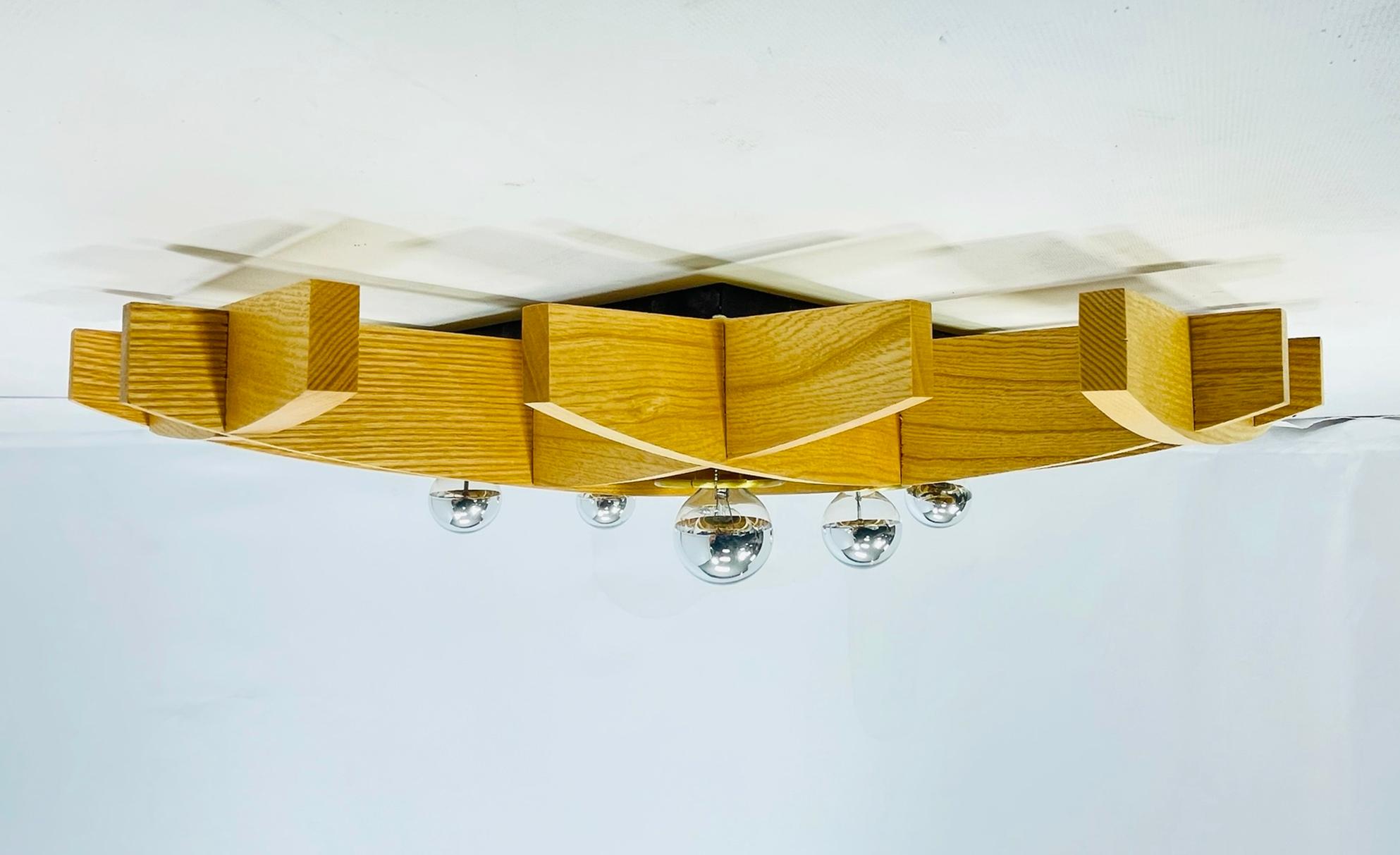 Mid-Century moderno Lampada da soffitto/parete a reticolo in legno italiana degli anni '70, attrib. Angelo Brotto per Esperia in vendita