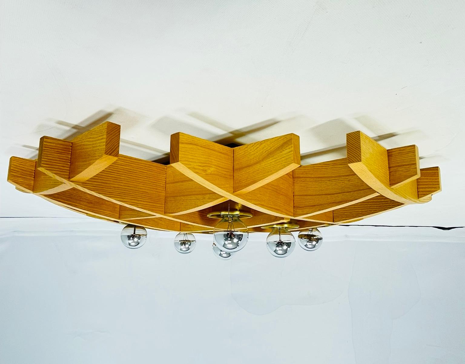 Italiano Lampada da soffitto/parete a reticolo in legno italiana degli anni '70, attrib. Angelo Brotto per Esperia in vendita