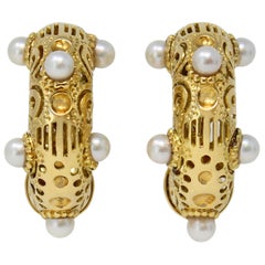 Italian 1970s Yellow Gold Hoop Ear Clips with Akoya Pearls and Pierced Motifs