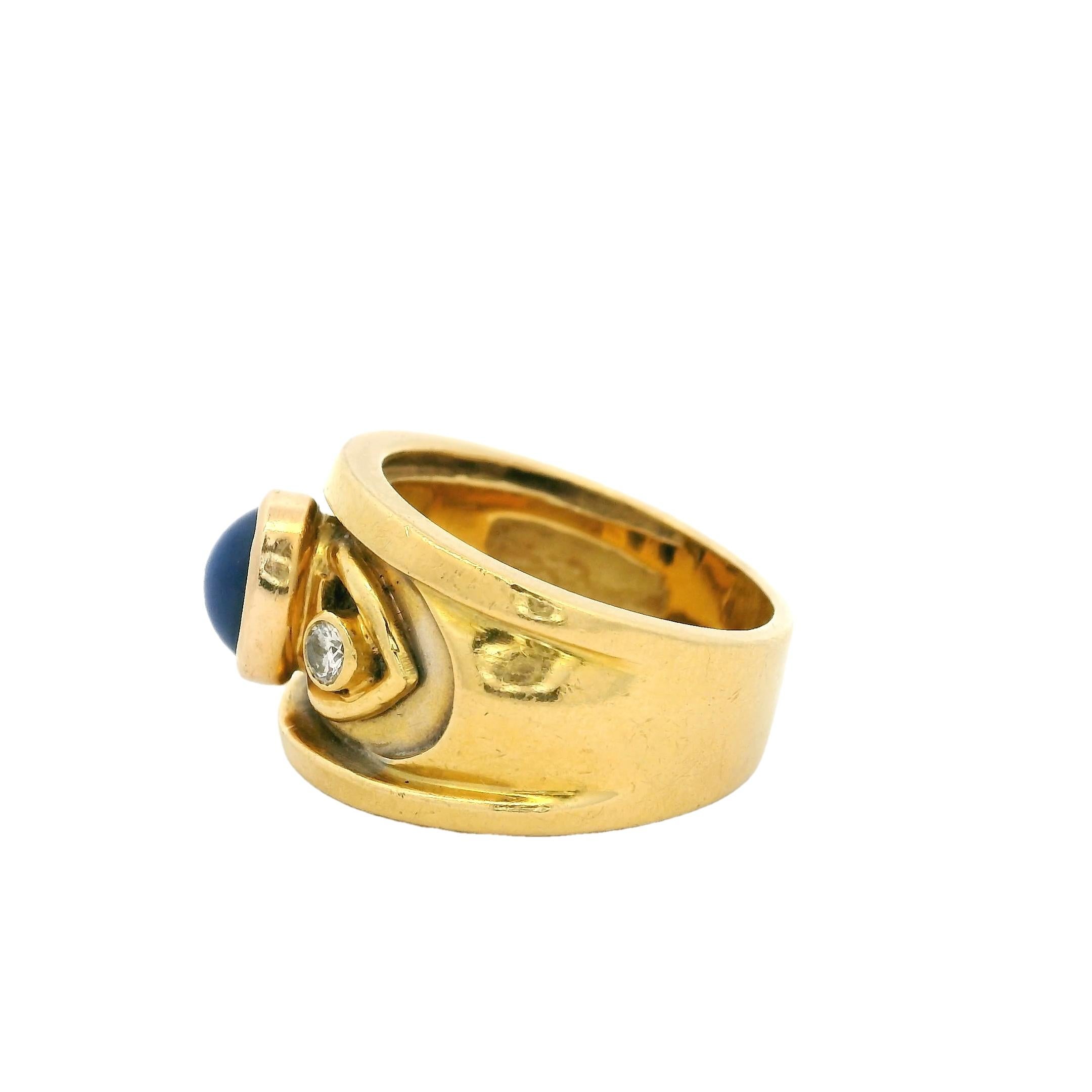 Exemple frappant de l'artisanat italien de la fin du XXe siècle, cette bague des années 1980 s'inspire du design étrusque tout en adoptant l'élégance audacieuse de l'époque. Réalisée en or jaune 18 carats richement poli, cette bague est ornée d'un