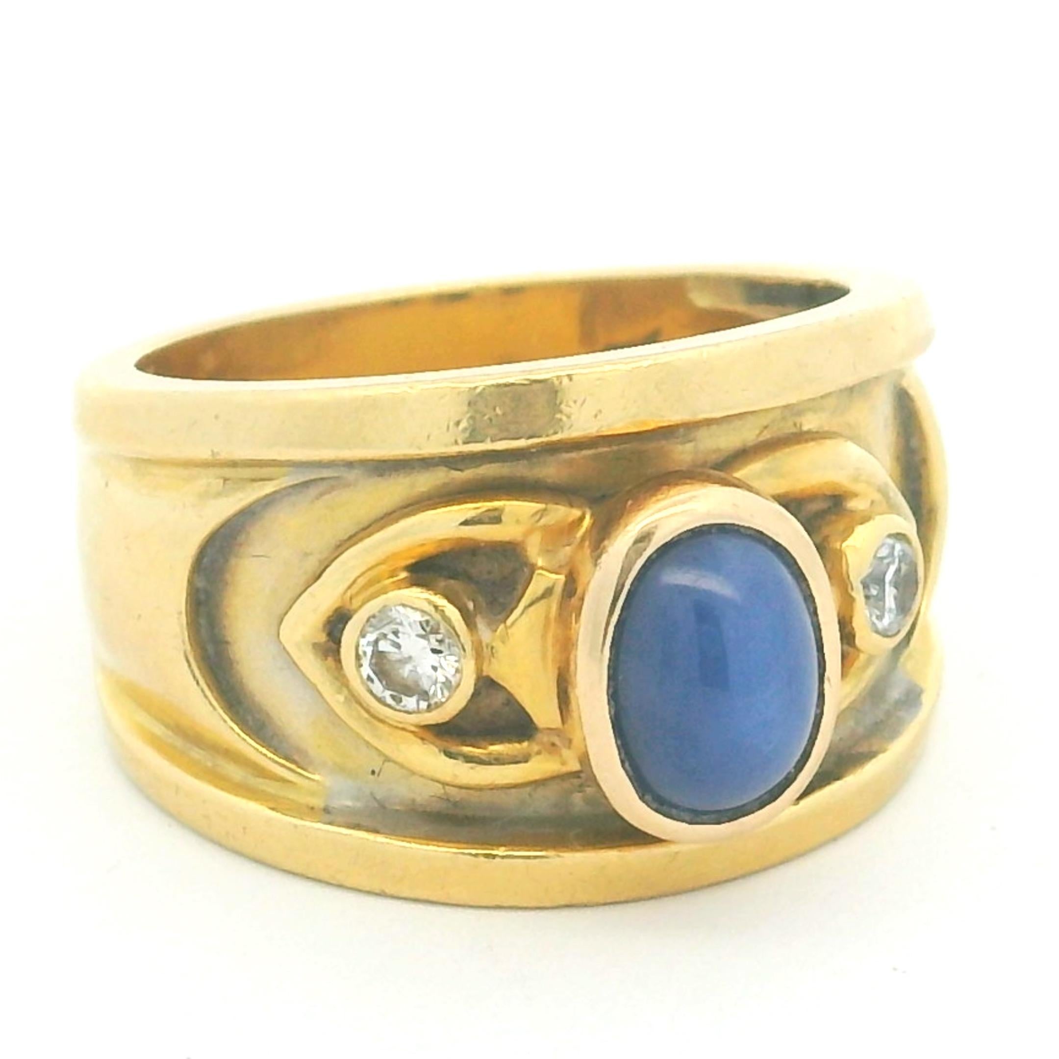 Exemple frappant de l'artisanat italien de la fin du XXe siècle, cette bague des années 1980 s'inspire du design étrusque tout en adoptant l'élégance audacieuse de l'époque. Réalisée en or jaune 18 carats richement poli, cette bague est ornée d'un