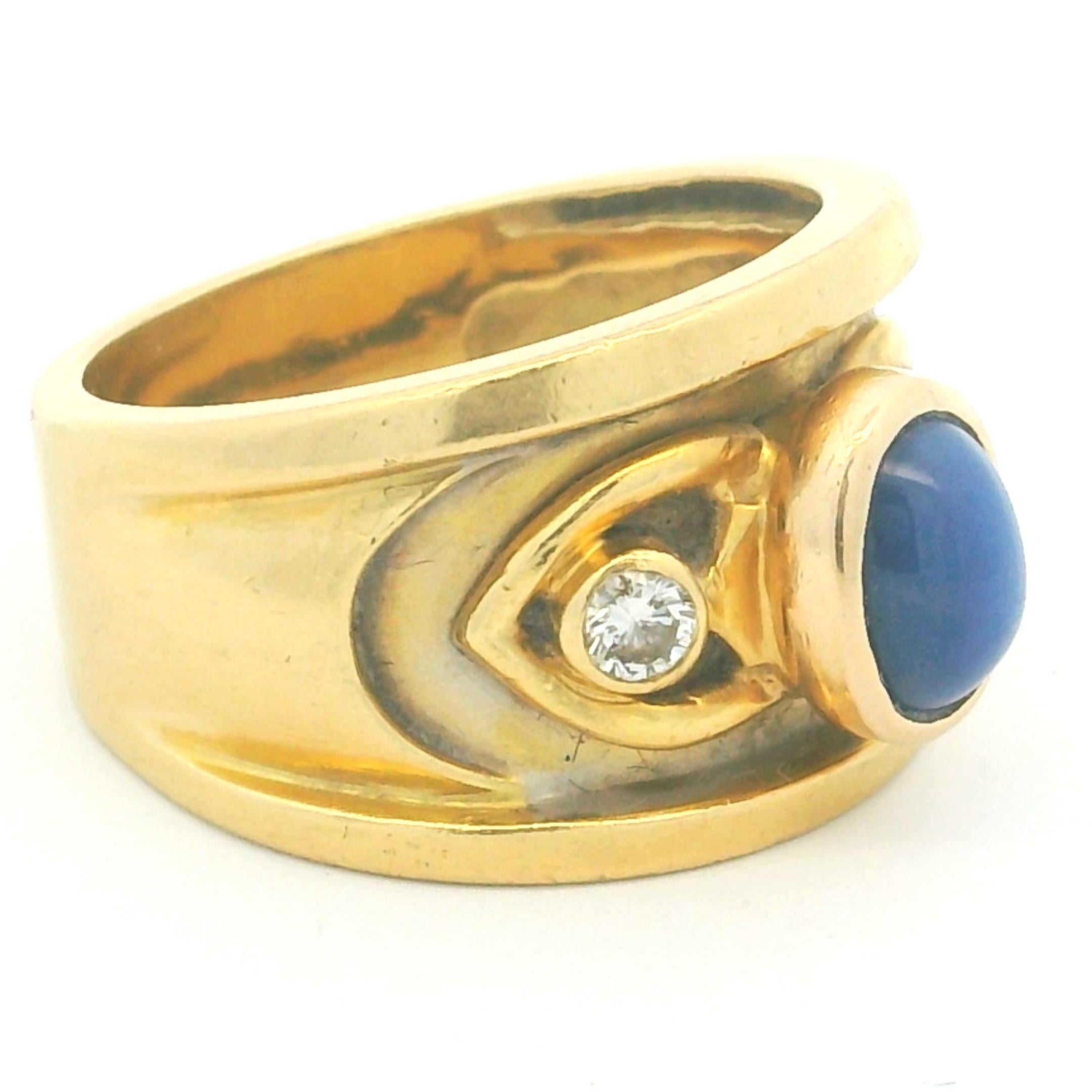 Revival Bague italienne 1980 18K étoile étrusque saphir et diamant en vente