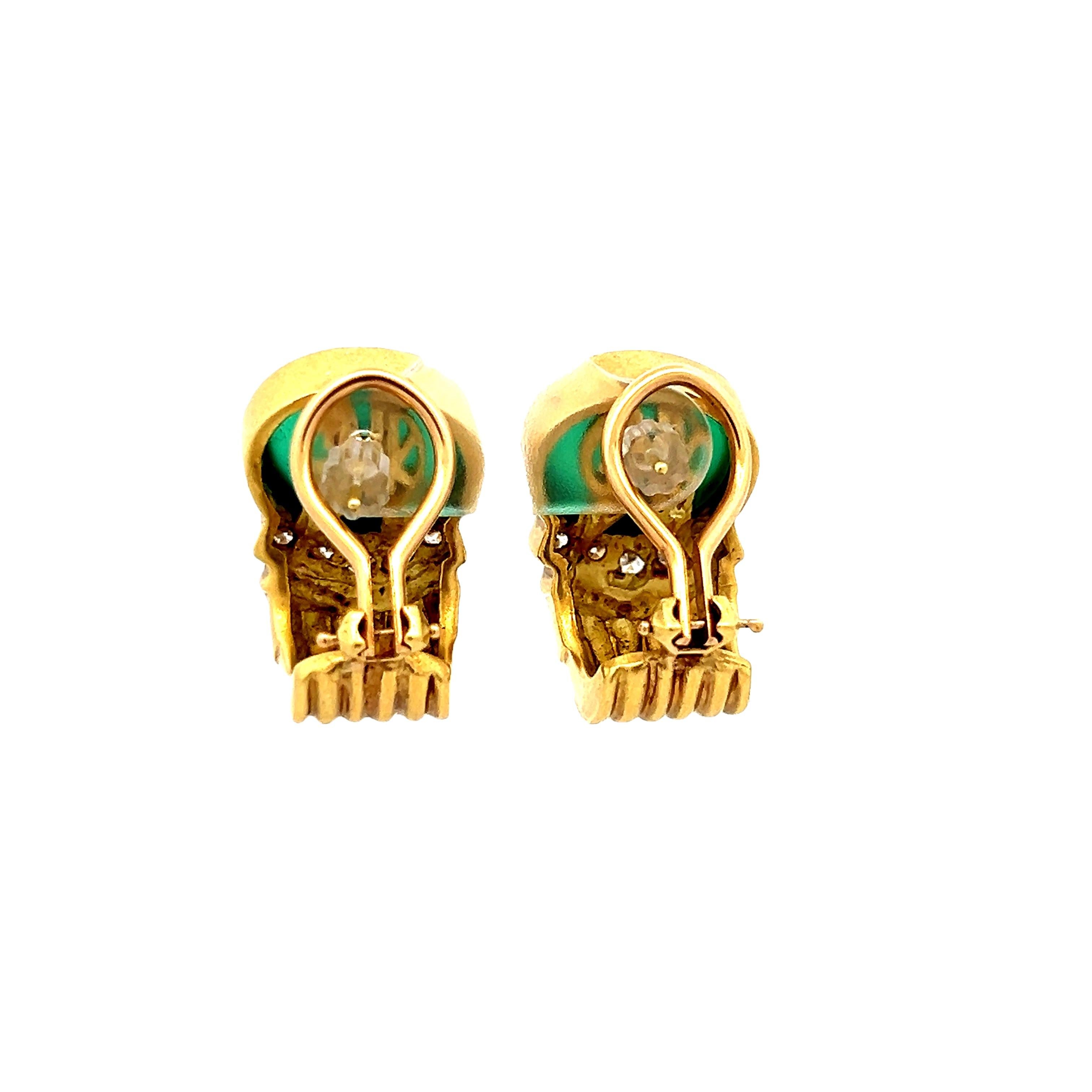 Pendientes de clip italianos de oro amarillo de 18 quilates con camafeo verde y diamantes de 1980 Corte redondo en venta