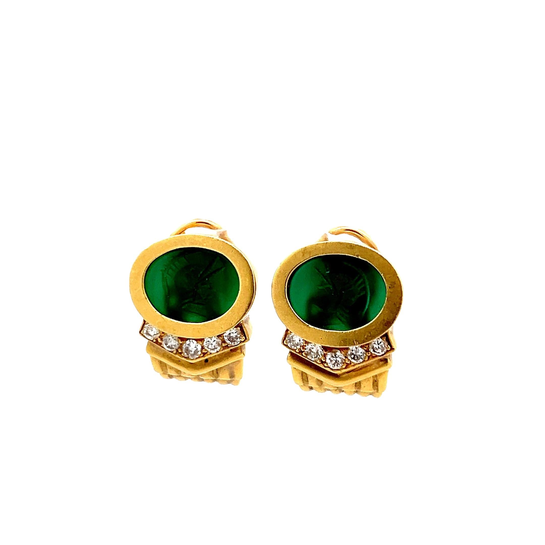 Pendientes de clip italianos de oro amarillo de 18 quilates con camafeo verde y diamantes de 1980 en Excelente estado para la venta en Miami, FL