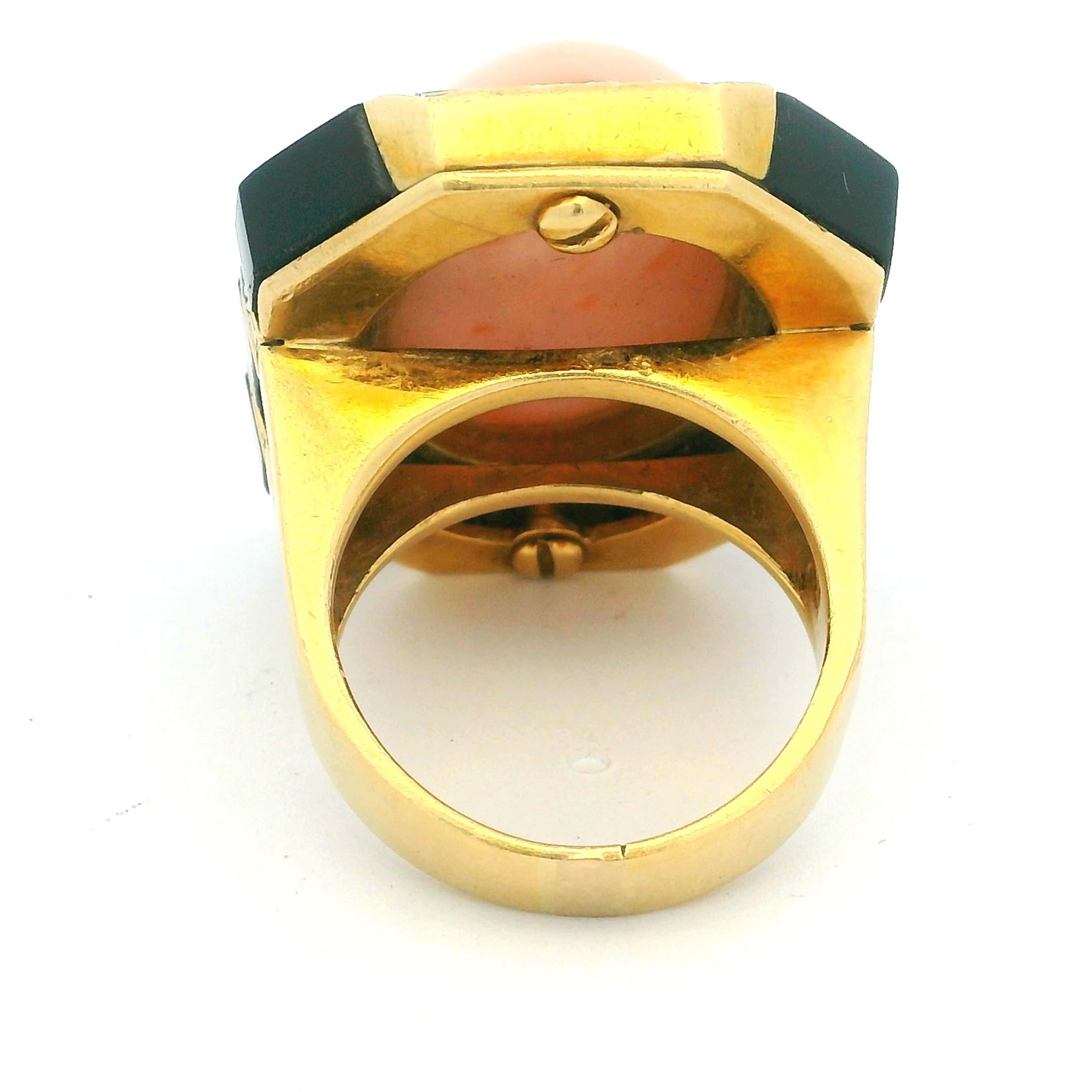 Italienischer 1980 Vintage 18K Gold Korallen Onyx und Diamant Statement Ring im Angebot 2