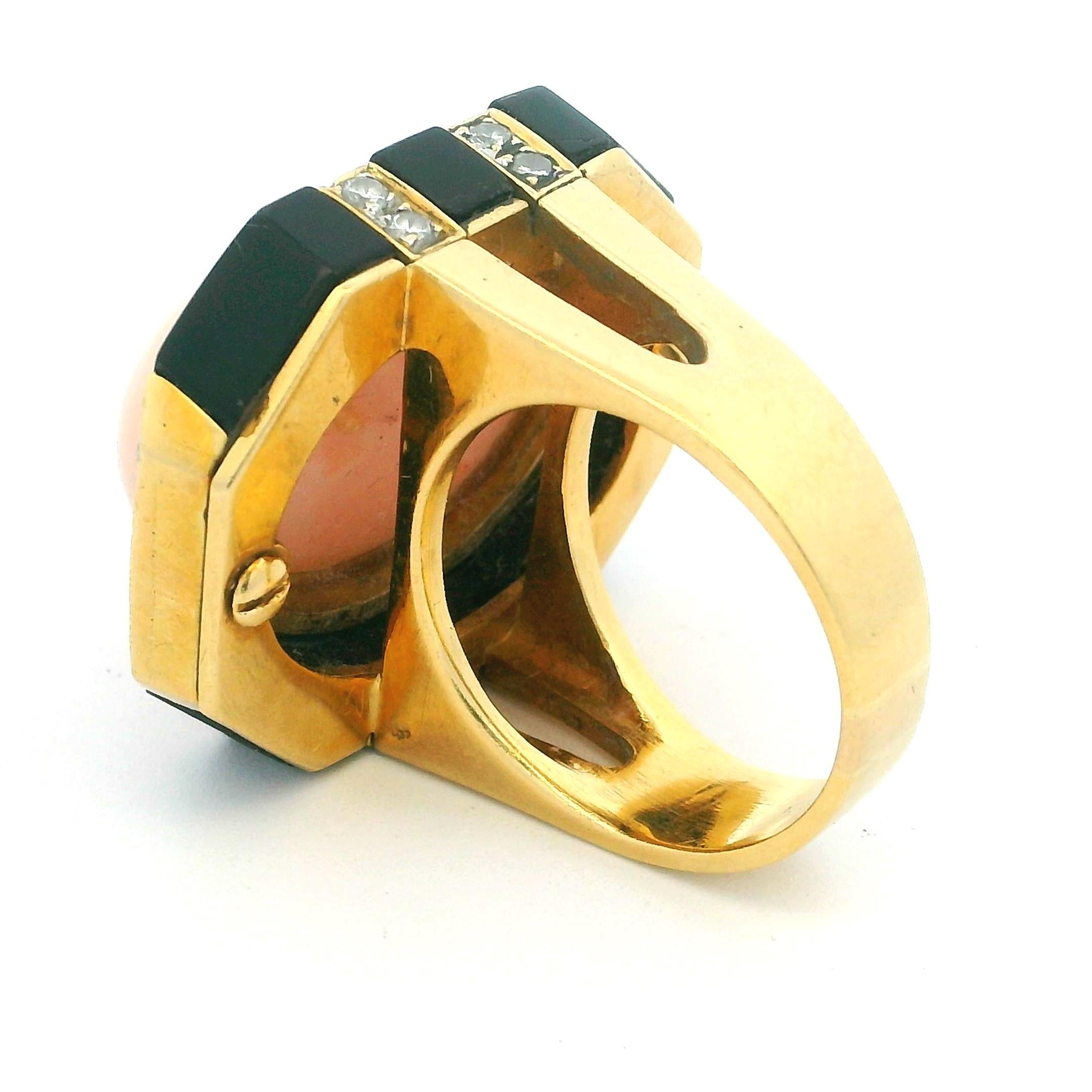Italienischer 1980 Vintage 18K Gold Korallen Onyx und Diamant Statement Ring im Angebot 3