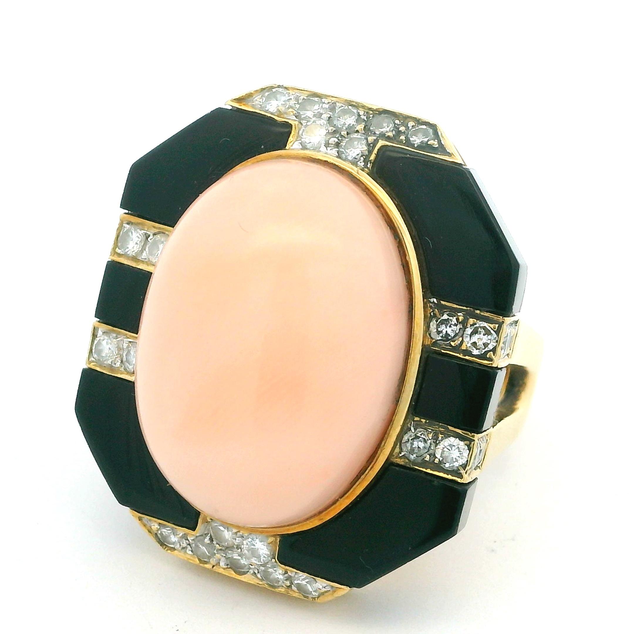 Italienischer 1980 Vintage 18K Gold Korallen Onyx und Diamant Statement Ring (Art déco) im Angebot