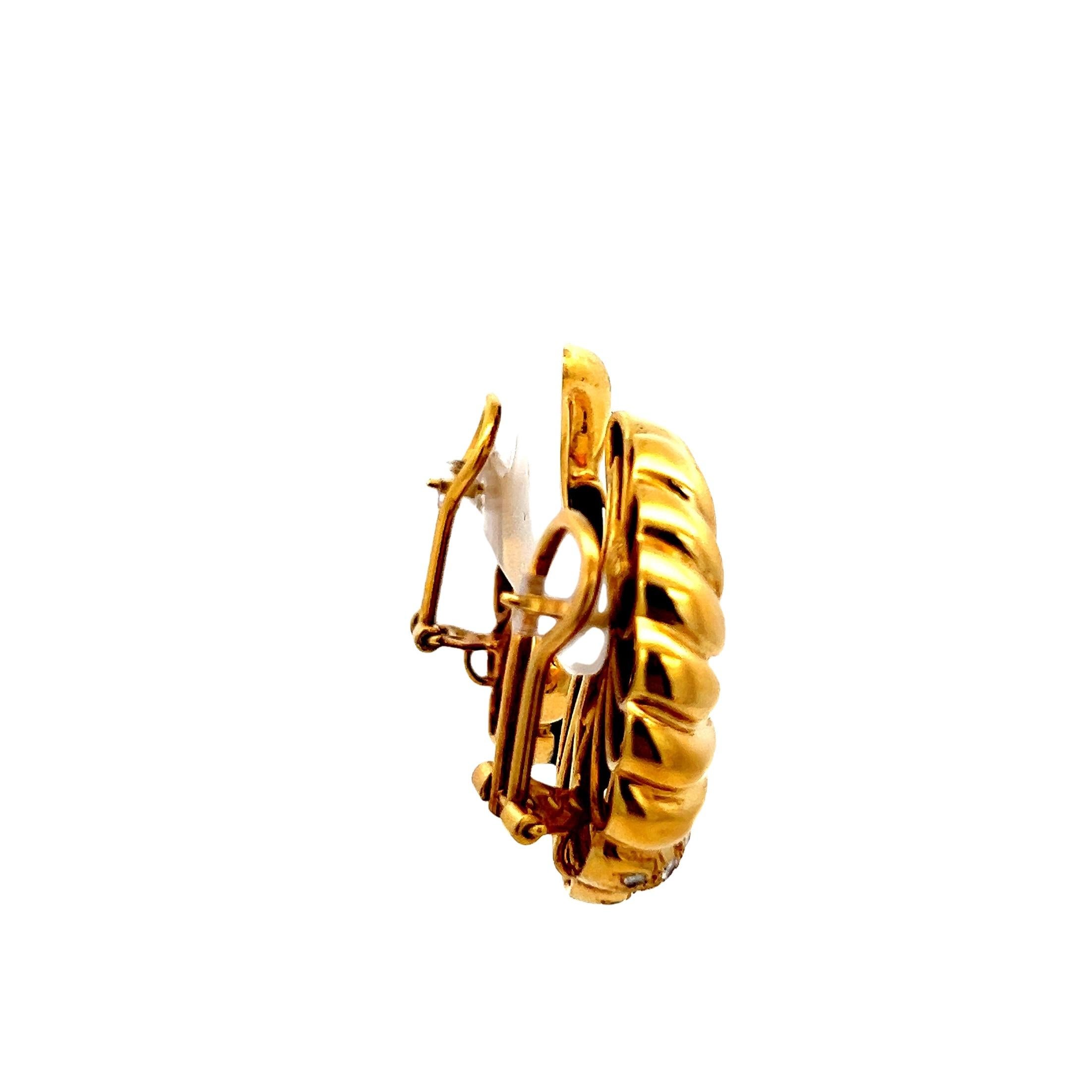 Italian 1980s 18K Yellow Gold Onyx and Diamond Shell Earrings For Sale 4