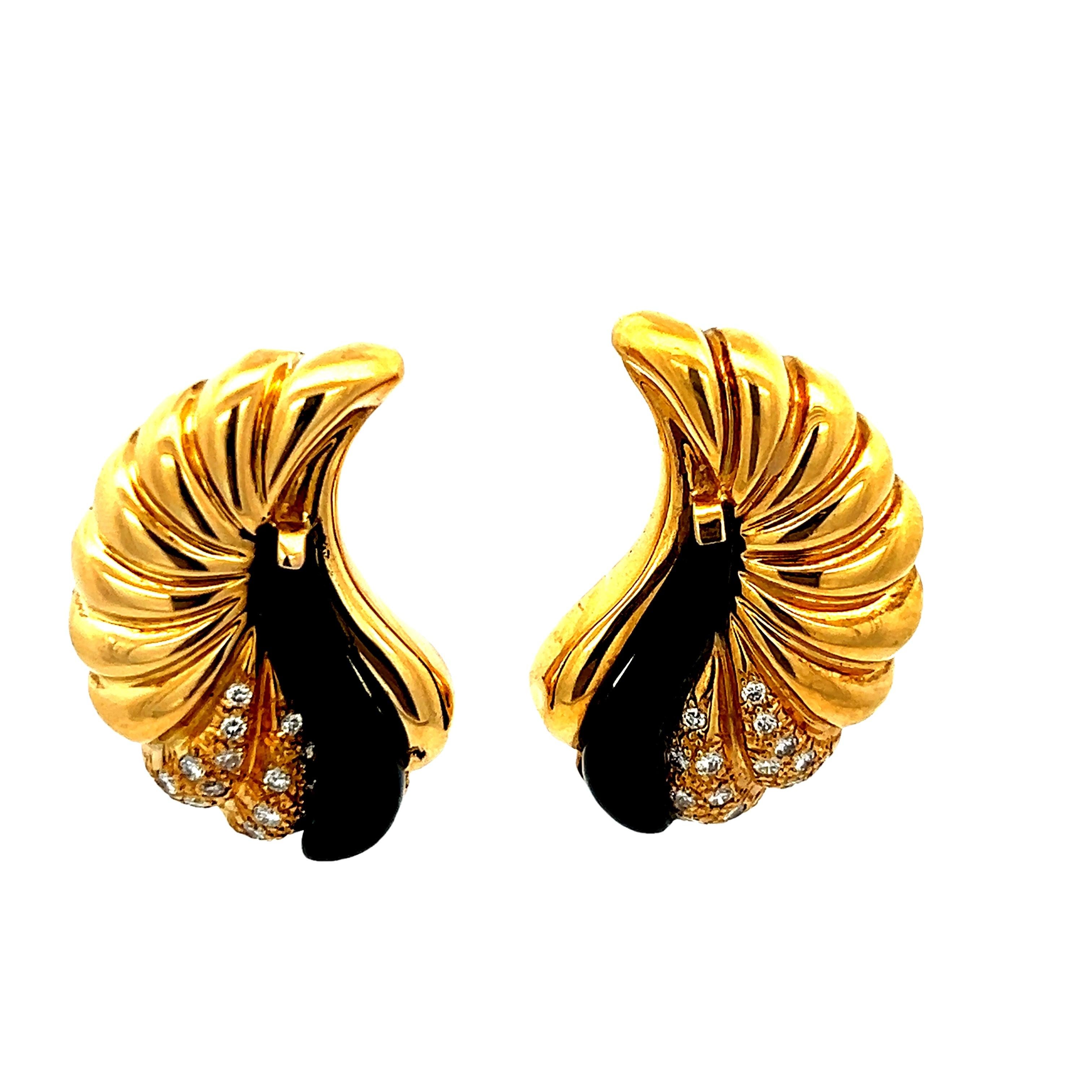 Women's Italian 1980s 18K Yellow Gold Onyx and Diamond Shell Earrings For Sale
