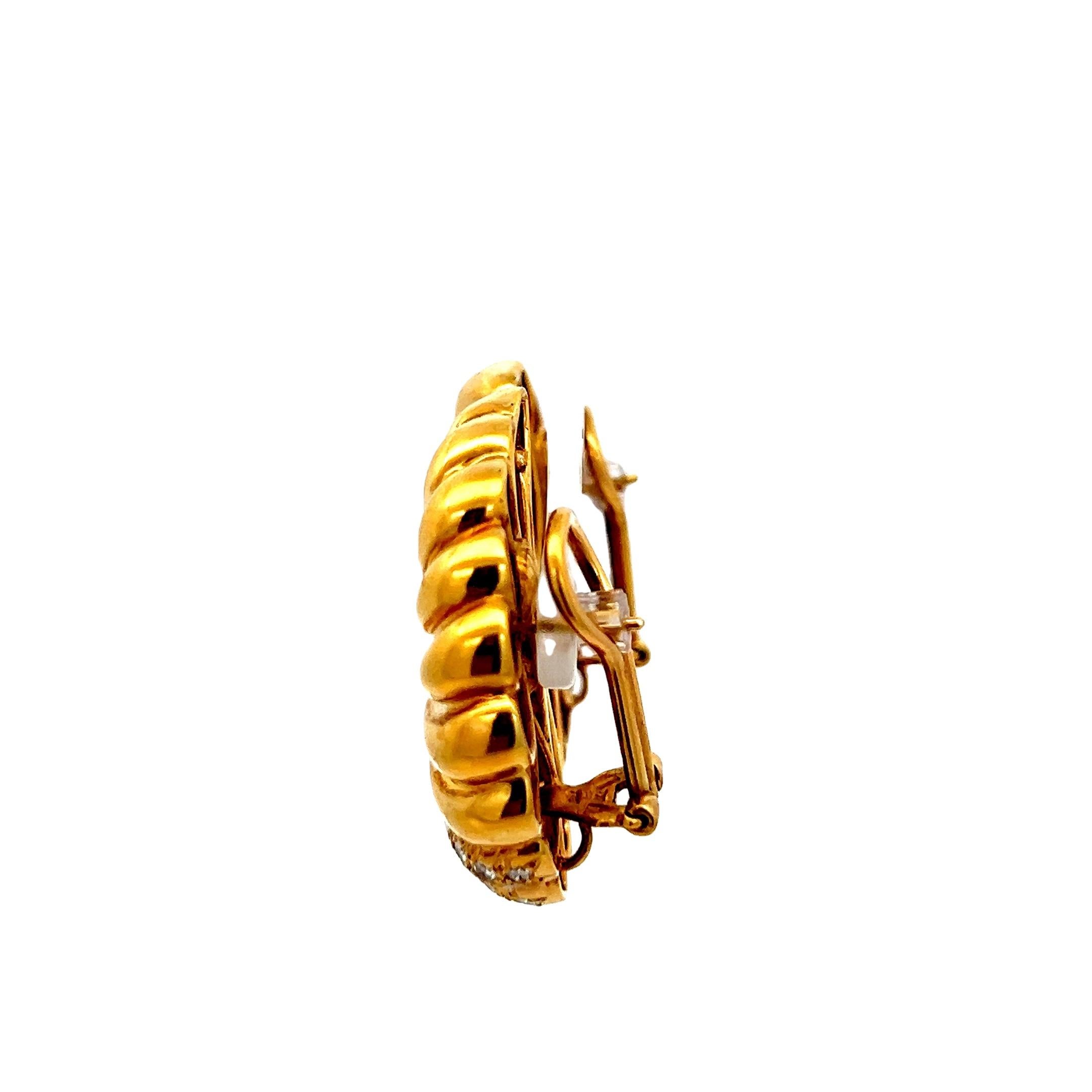 Italian 1980s 18K Yellow Gold Onyx and Diamond Shell Earrings For Sale 2