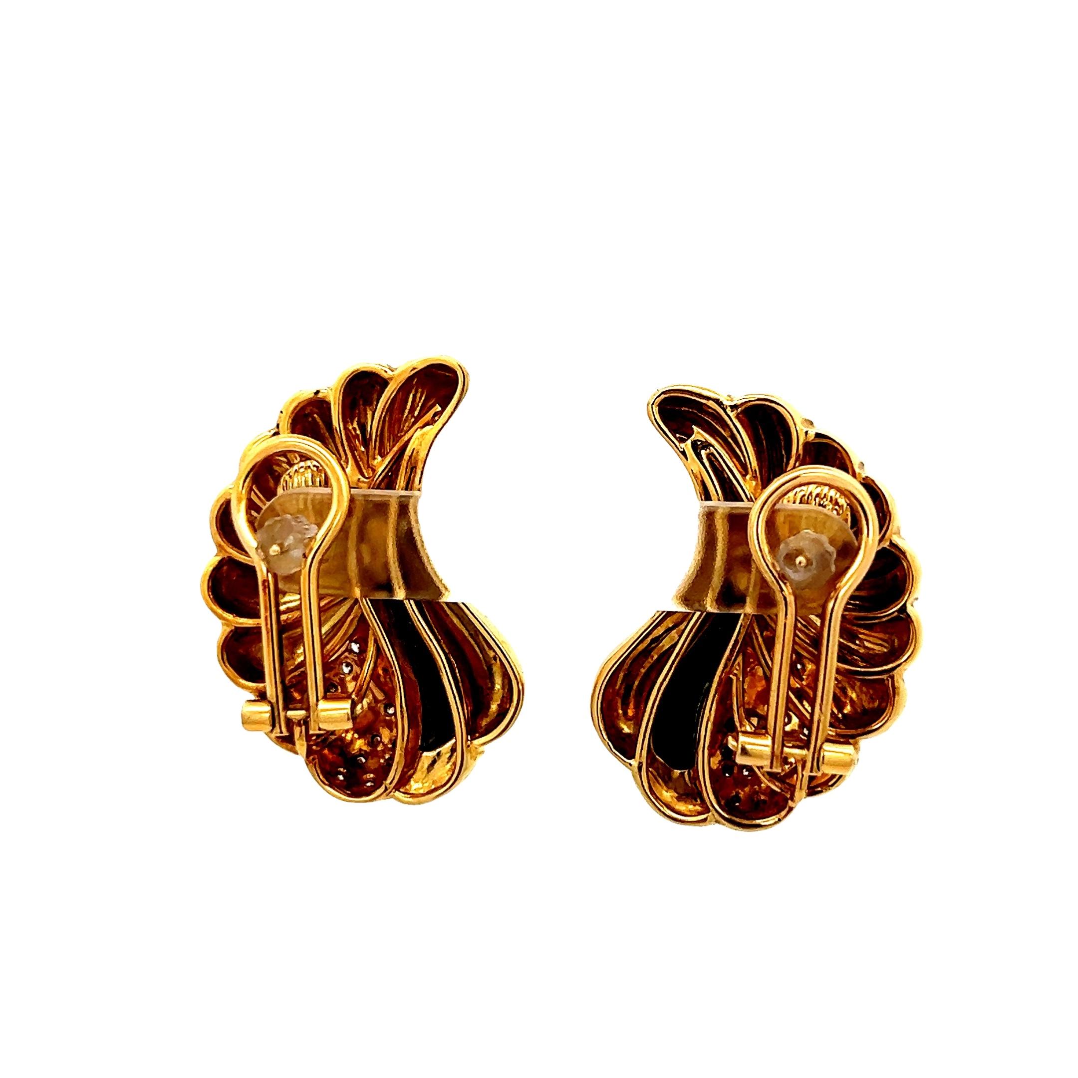 Italian 1980s 18K Yellow Gold Onyx and Diamond Shell Earrings For Sale 3