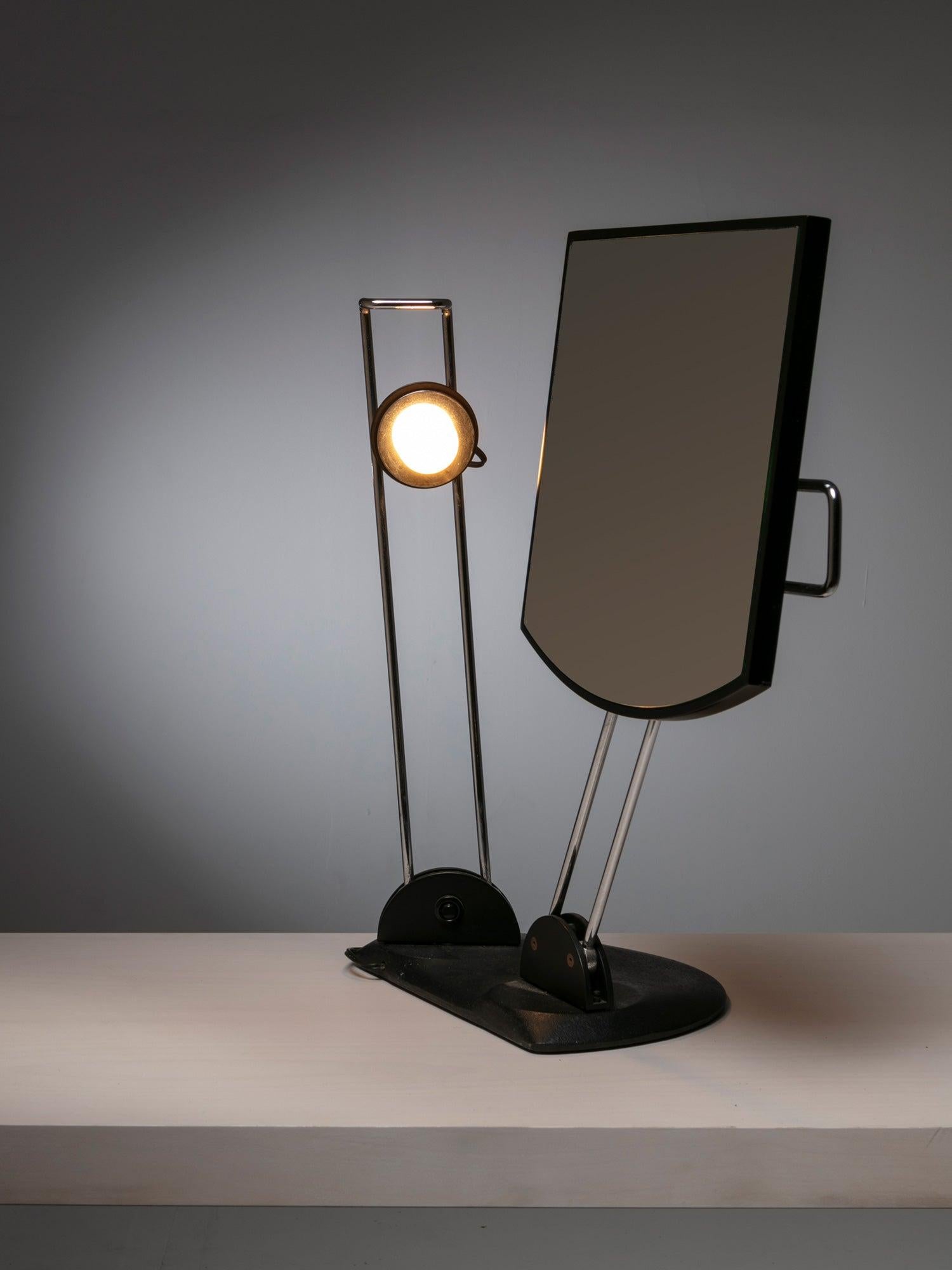 Italian 1980s Articulated Desk Mirror with Lamp In Good Condition In Milan, IT